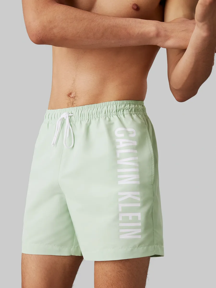 Купальные шорты Calvin Klein Swimwear "СРЕДНЯЯ КУЛИСКА", с контрастной надписью-логотипом на брючине, зеленый
Купальные шорты Calvin Klein Swimwear "СРЕДНЯЯ КУЛИСКА", с контрастной надписью-логотипом на брючине, зеленый