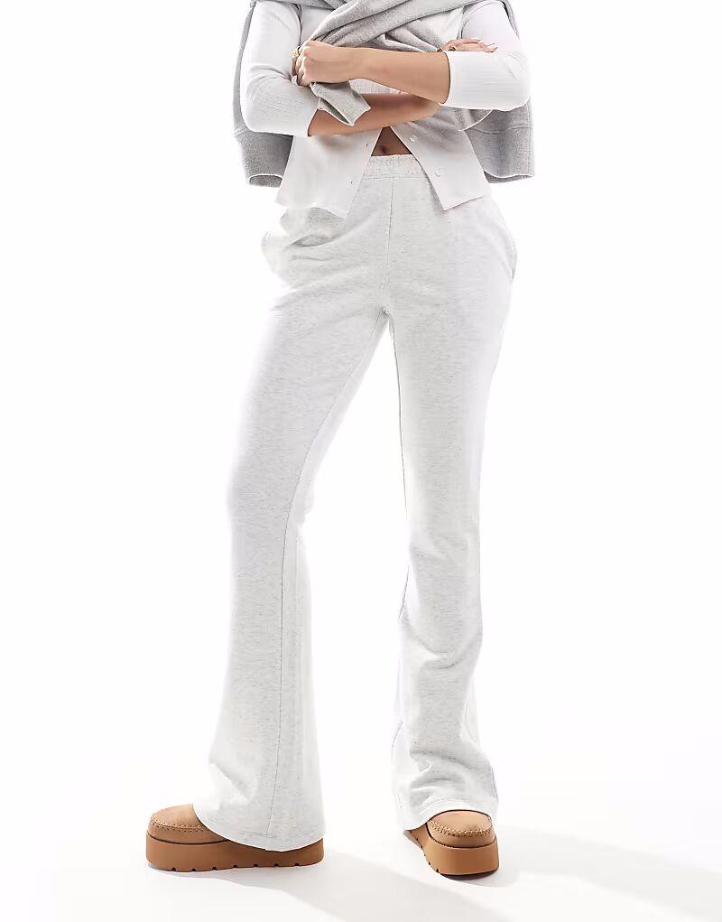 Расклешенные спортивные штаны Cotton On из флиса серого цвета - часть комплекта Cotton:On
Расклешенные спортивные штаны Cotton On из флиса серого цвета - часть комплекта Cotton:On