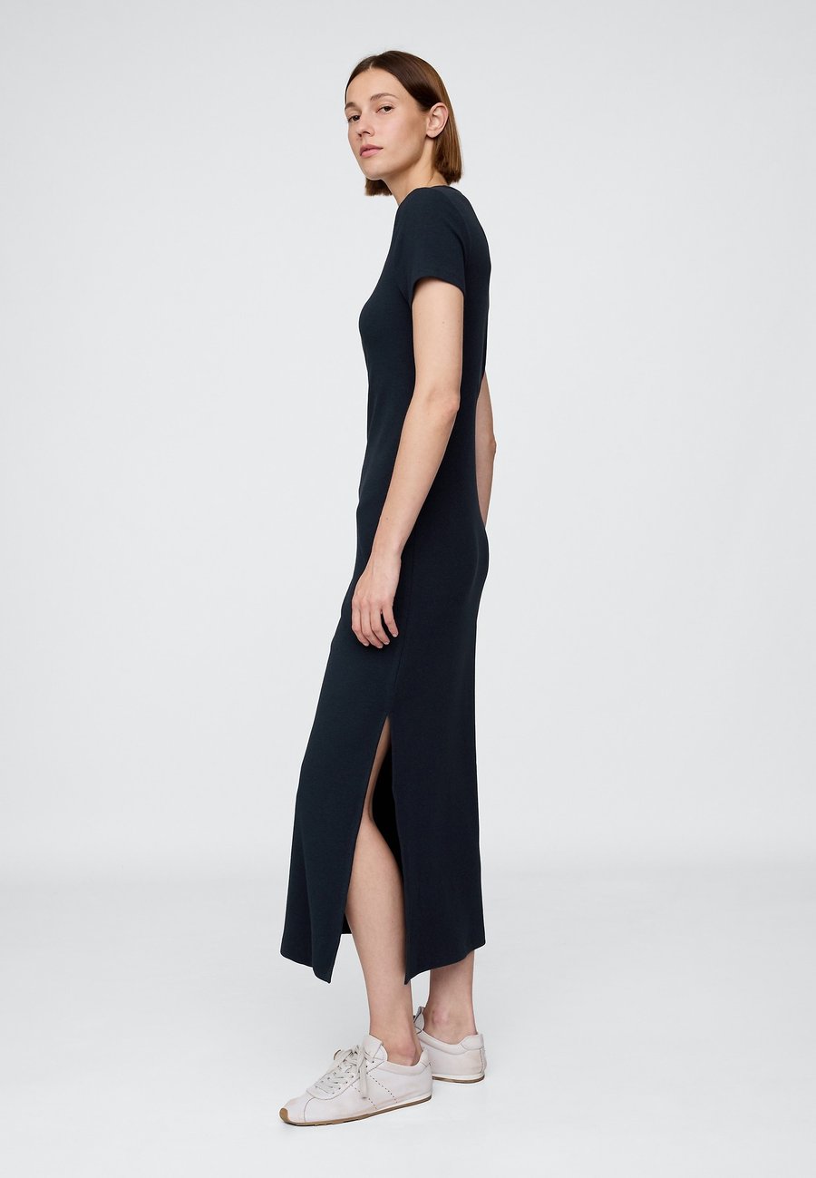 Платье GAP MODERN RIBBED MAXI, New Classic Navy/Dark Blue
Платье GAP MODERN RIBBED MAXI, New Classic Navy/Dark Blue