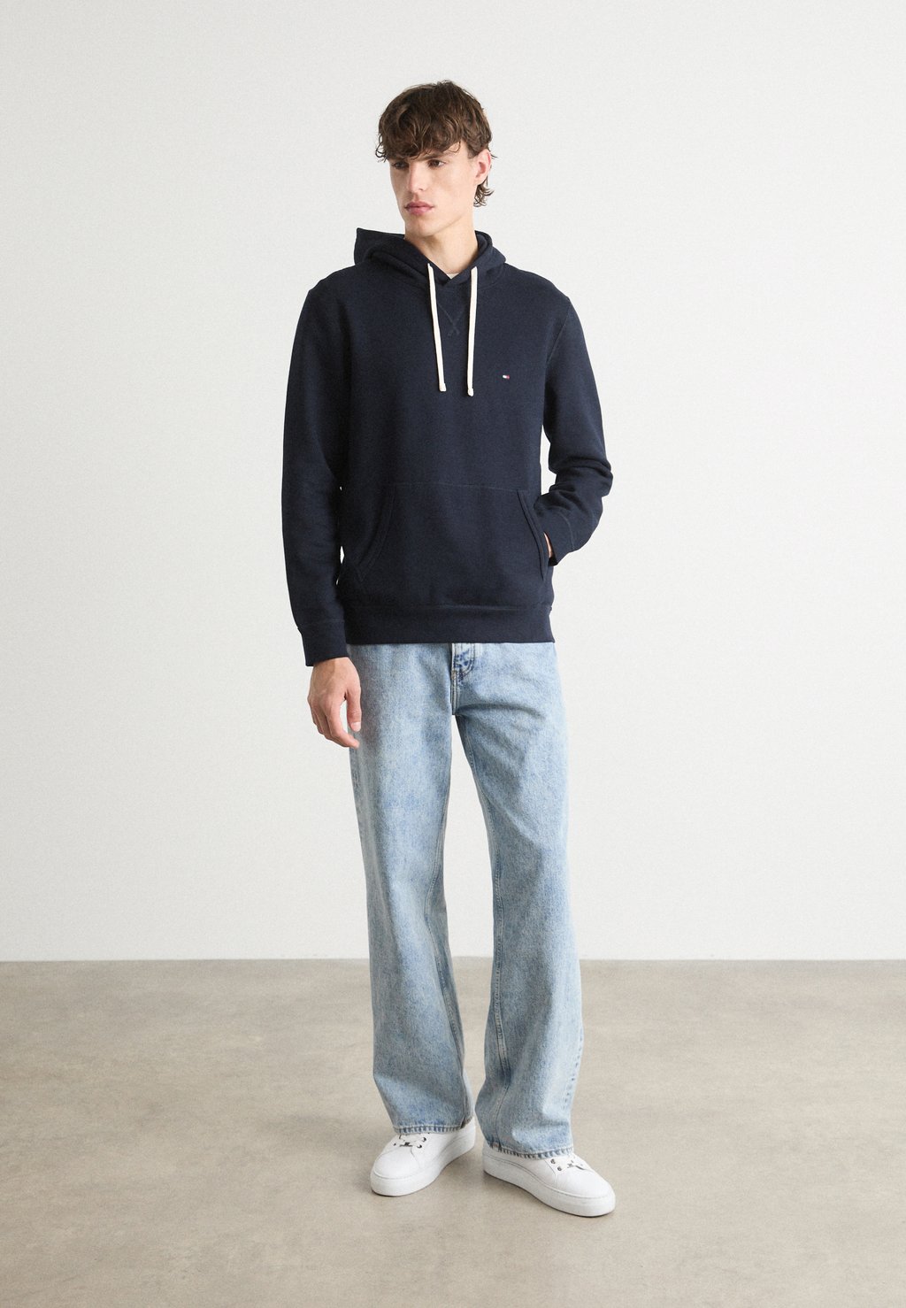 Толстовка с капюшоном ESSENTIAL HOODY Tommy Hilfiger, темно-синий 
Толстовка с капюшоном ESSENTIAL HOODY Tommy Hilfiger, темно-синий