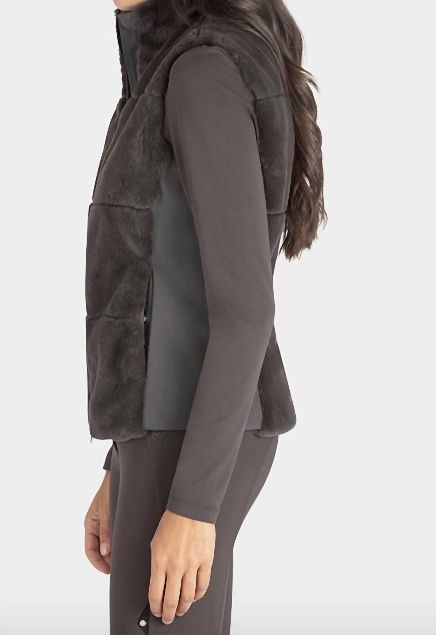 Женский жилет из эко-меха цвета лакрицы Equiline, цвет liquorice
Женский жилет из эко-меха цвета лакрицы Equiline, цвет liquorice