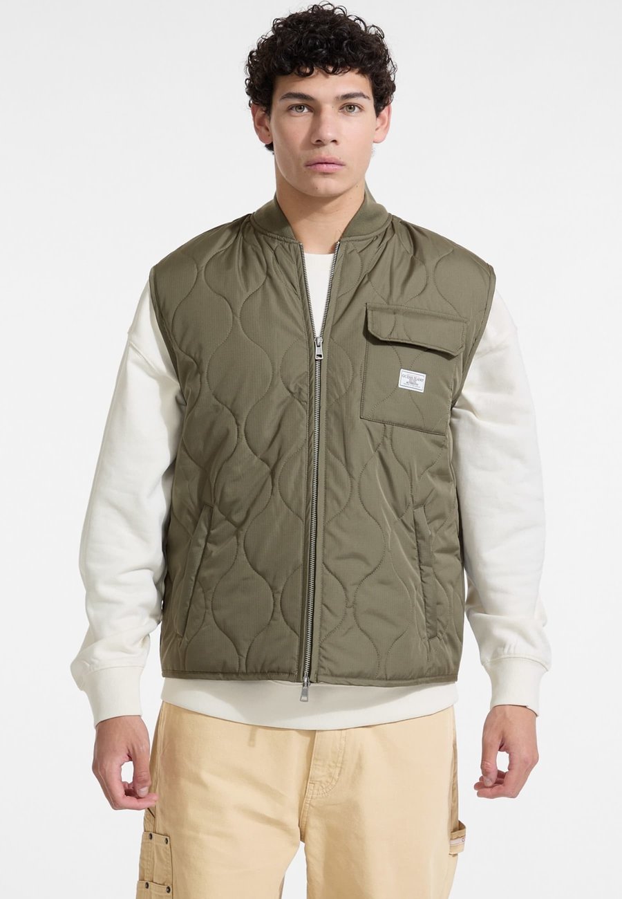 Куртка Guess Jeans QUILTED PUFFER VEST, Olivgrün/Olive
Куртка Guess Jeans QUILTED PUFFER VEST, Olivgrün/Olive