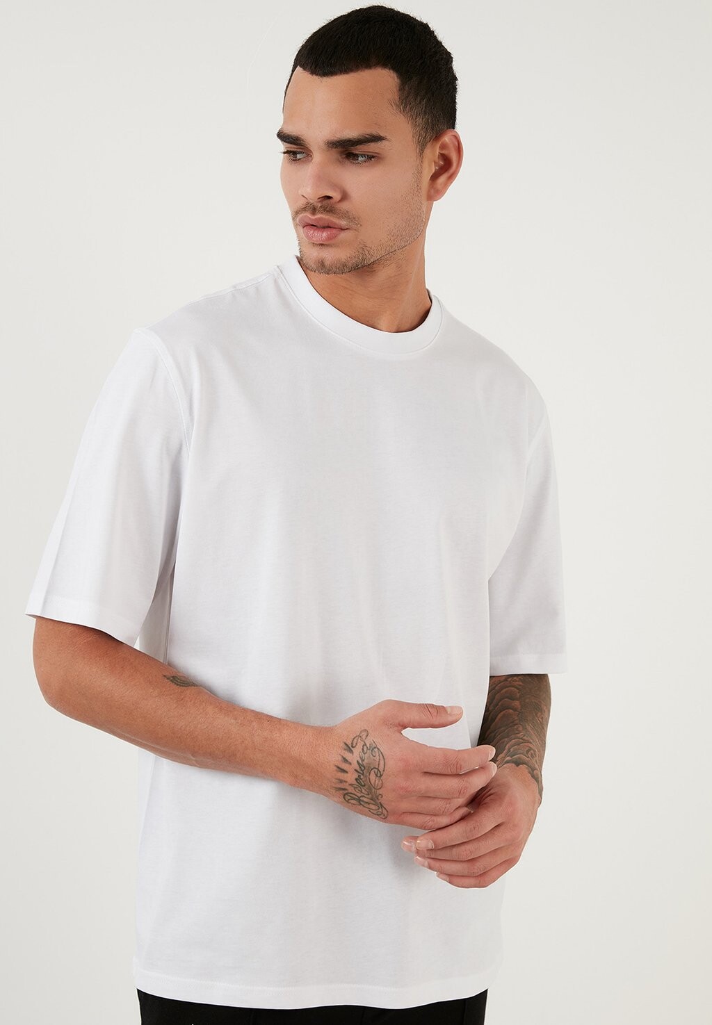 Базовая футболка LOOSE FIT Buratti, белый
Базовая футболка LOOSE FIT Buratti, белый