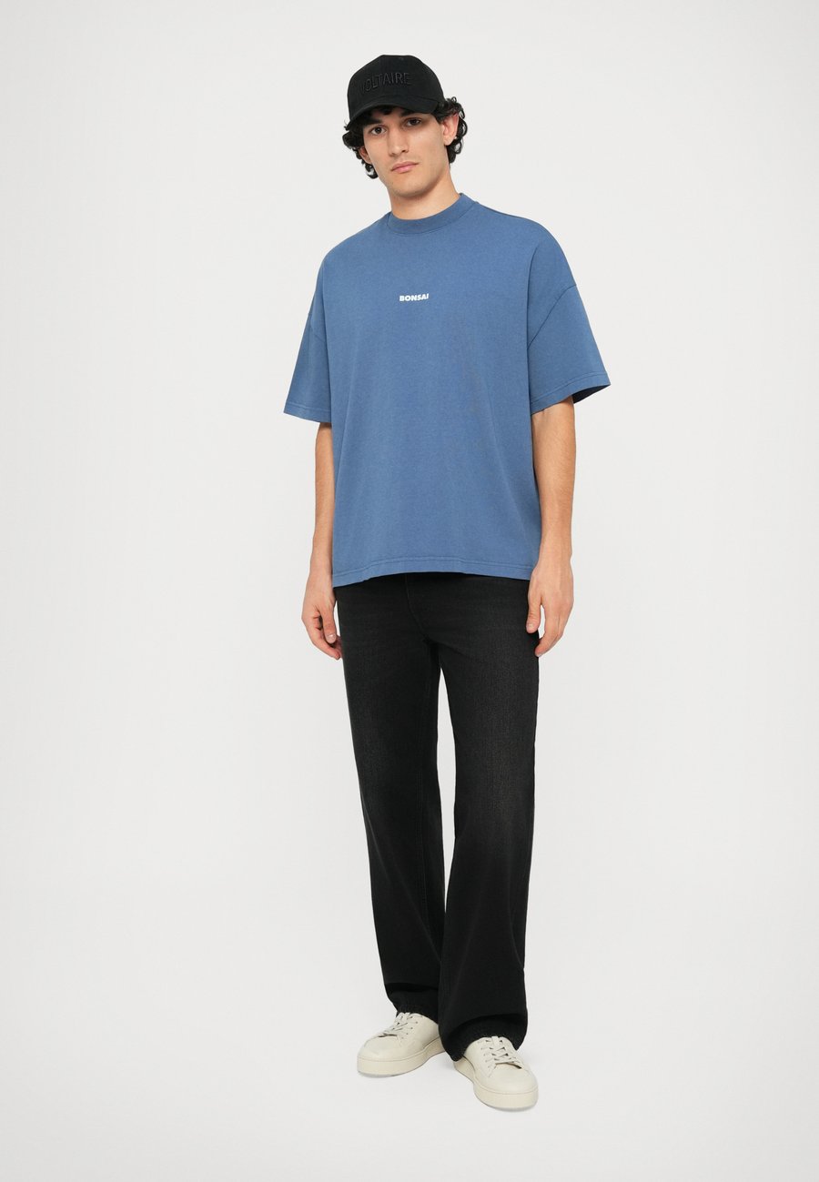 Футболка Bonsai BOX LOGO TEE OVERSIZE FIT UNISEX, Blue Gray/Blue-Grey
Футболка Bonsai BOX LOGO TEE OVERSIZE FIT UNISEX, Blue Gray/Blue-Grey