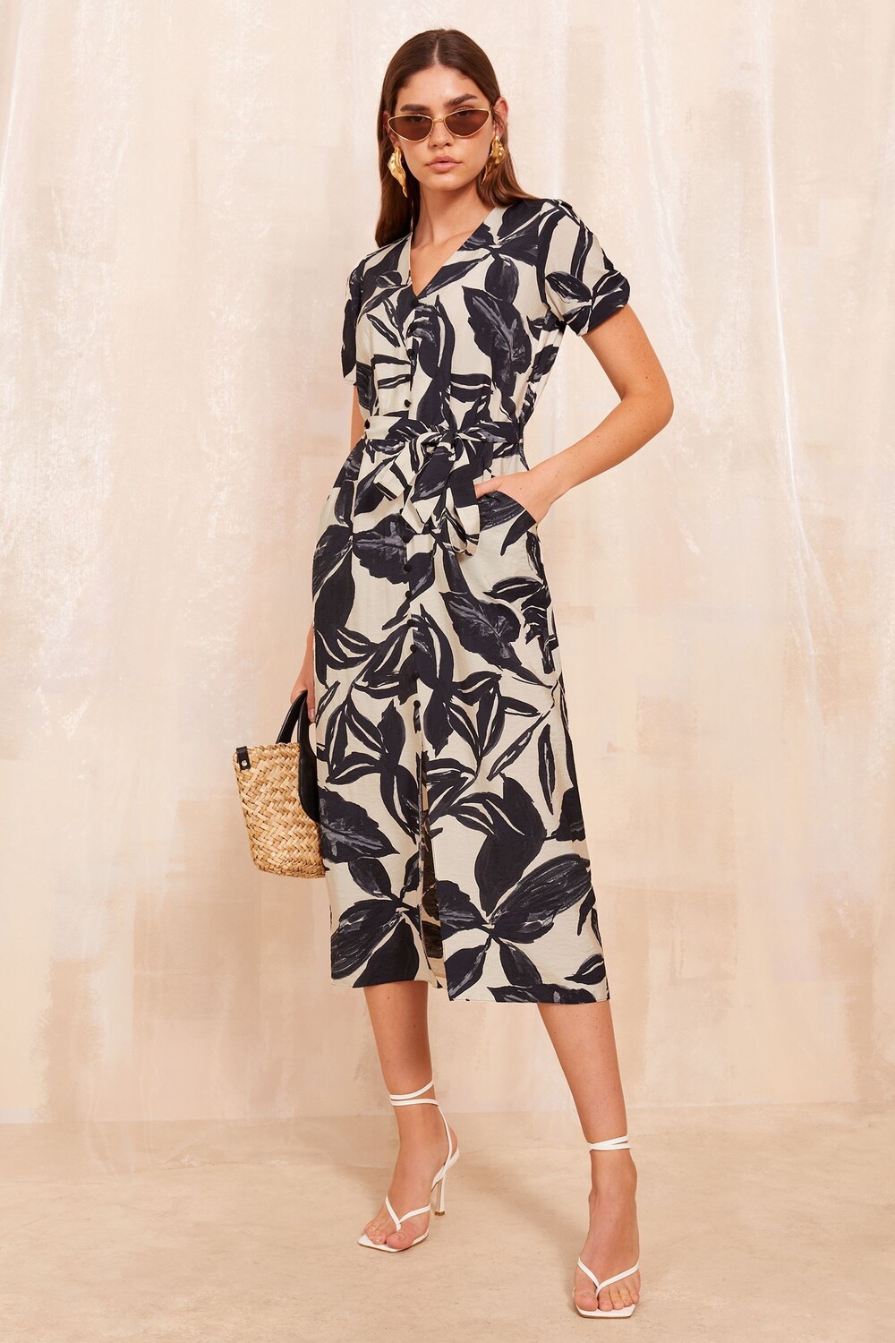 Платье рубашка миди с короткими рукавами и поясом Friends Like These, черный
Платье рубашка миди с короткими рукавами и поясом Friends Like These, черный