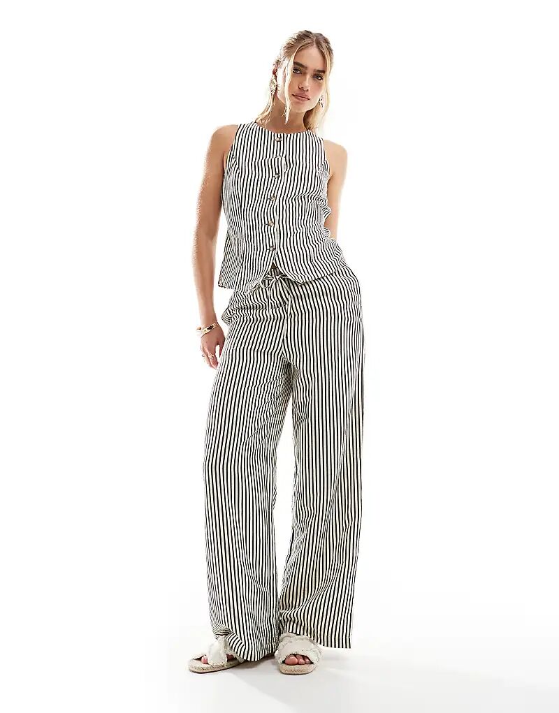 Широкие брюки в полоску New Look черного цвета
Широкие брюки в полоску New Look черного цвета