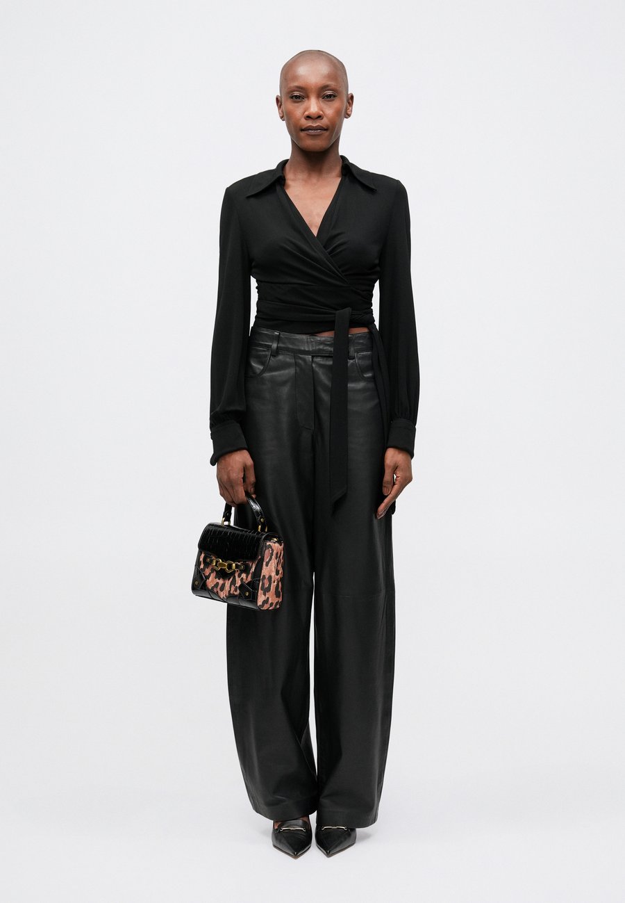 Сумка Just Cavalli SNAKE BITE, Black
Сумка Just Cavalli SNAKE BITE, Black