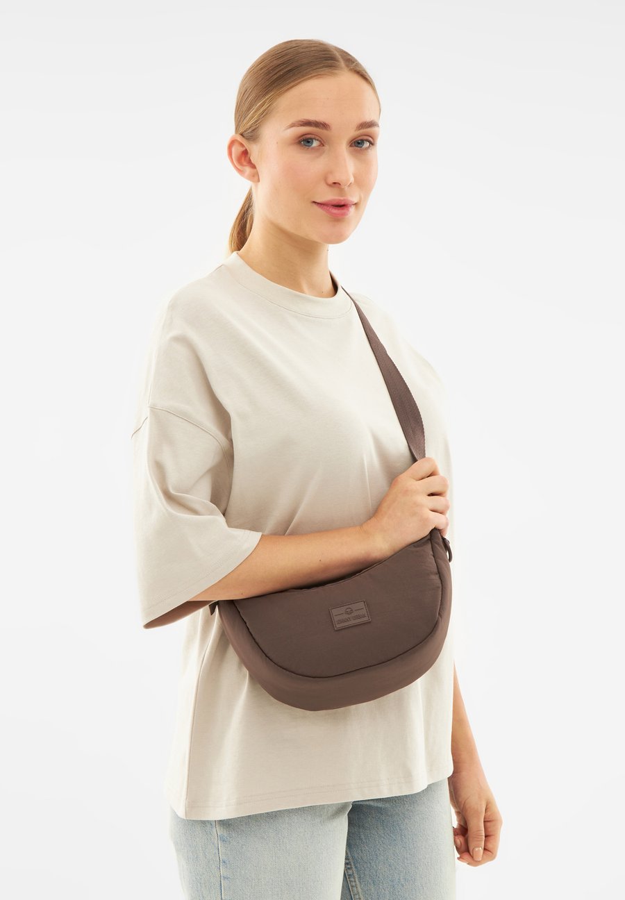 Сумка кросс-боди Johnny Urban KAIA SMALL, Brown
Сумка кросс-боди Johnny Urban KAIA SMALL, Brown