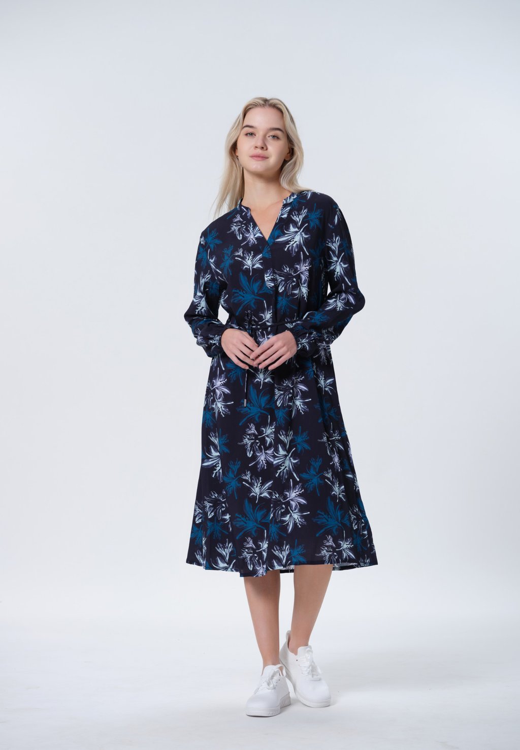 Повседневное платье GYTTJA Luhta, темно-синий
Повседневное платье GYTTJA Luhta, темно-синий