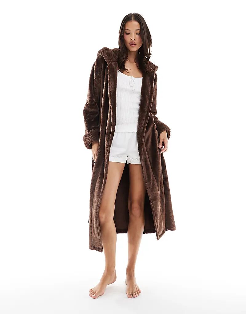 Потертый длинный пушистый халат шоколадно-коричневого цвета
Потертый длинный пушистый халат шоколадно-коричневого цвета