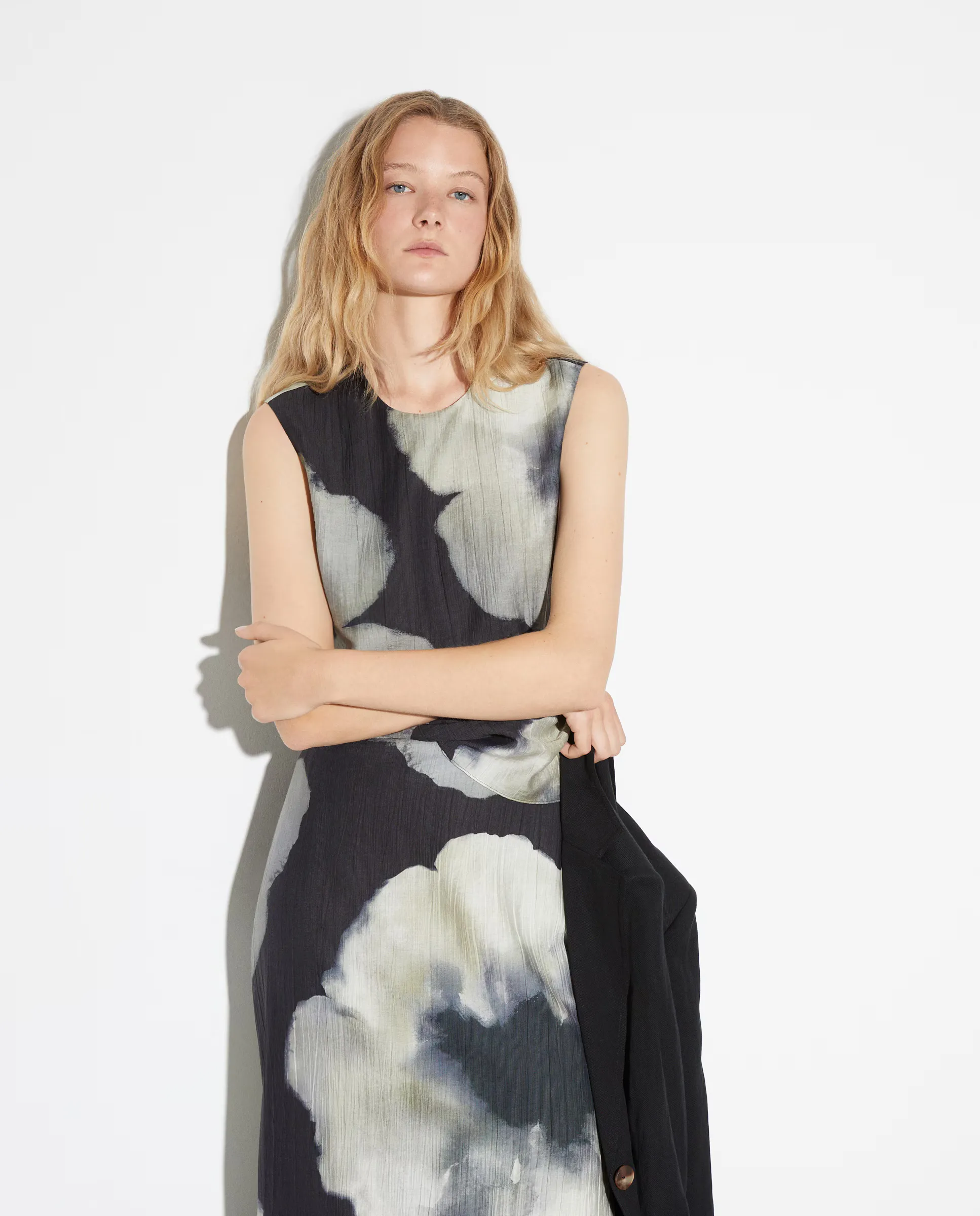 Женский топ без рукавов с крупным цветочным принтом Woman El Corte Inglés, черный
Женский топ без рукавов с крупным цветочным принтом Woman El Corte Inglés, черный