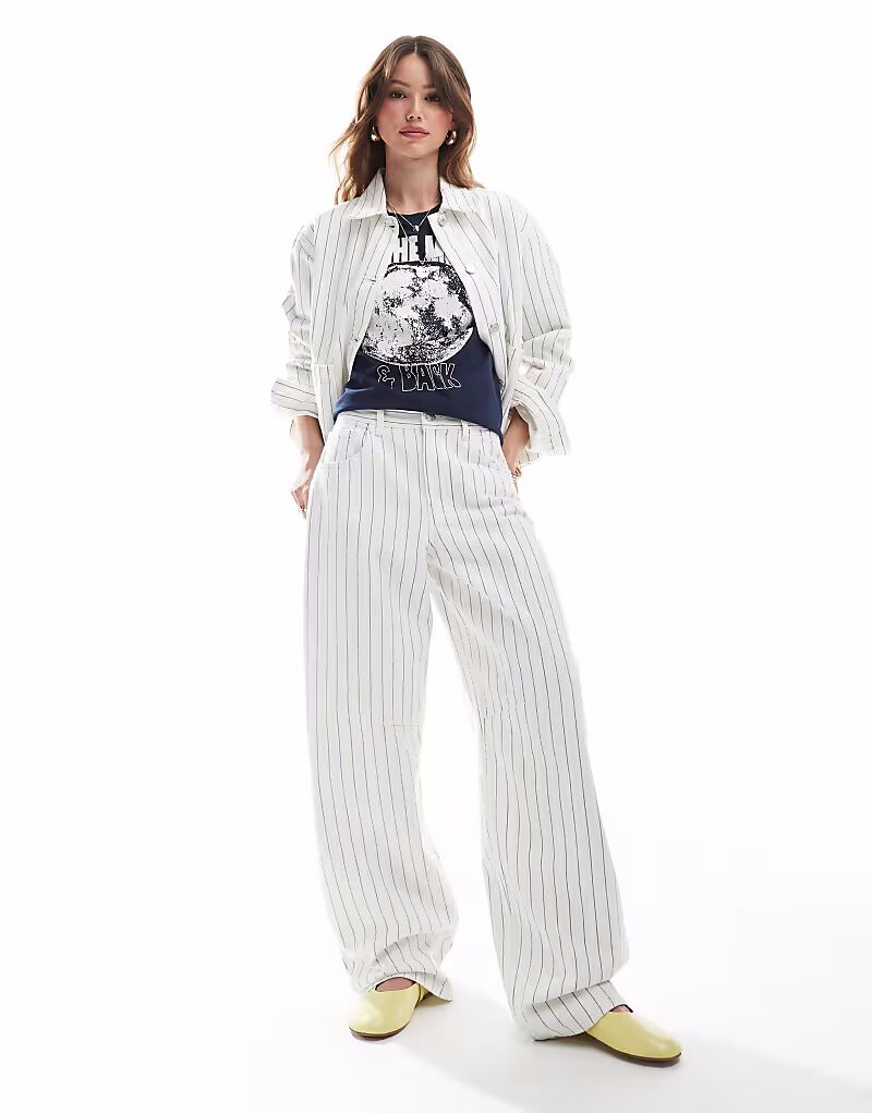 Джинсы-баллоны Pull&Bear в тонкую белую полоску
Джинсы-баллоны Pull&Bear в тонкую белую полоску