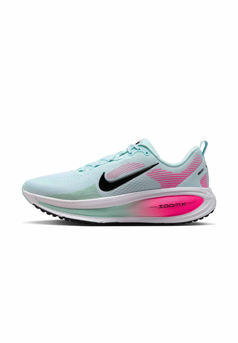 Кроссовки Nike Performance VOMERO 18, Glacier Blue White Hyper Pink Black/Light Blue
Кроссовки Nike Performance VOMERO 18, Glacier Blue White Hyper Pink Black/Light Blue