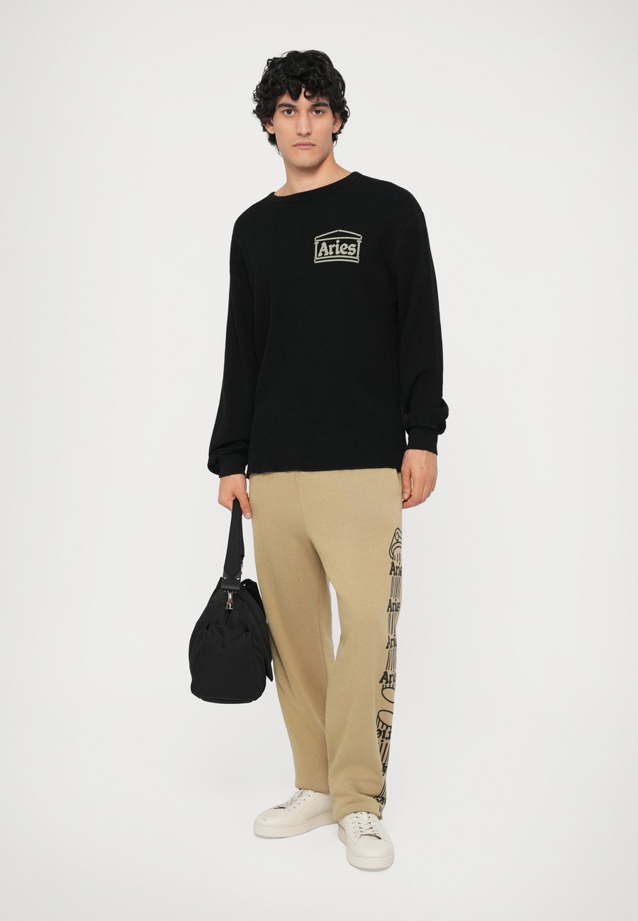 Топ Aries REVERSIBLE TEMPLE WAFFLE UNISEX, Black
Топ Aries REVERSIBLE TEMPLE WAFFLE UNISEX, Black