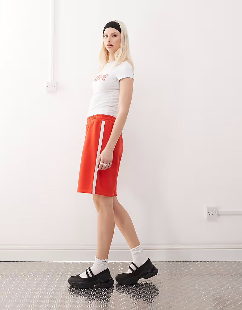 Длинные мешковатые шорты COLLUSION красного цвета 
Длинные мешковатые шорты COLLUSION красного цвета