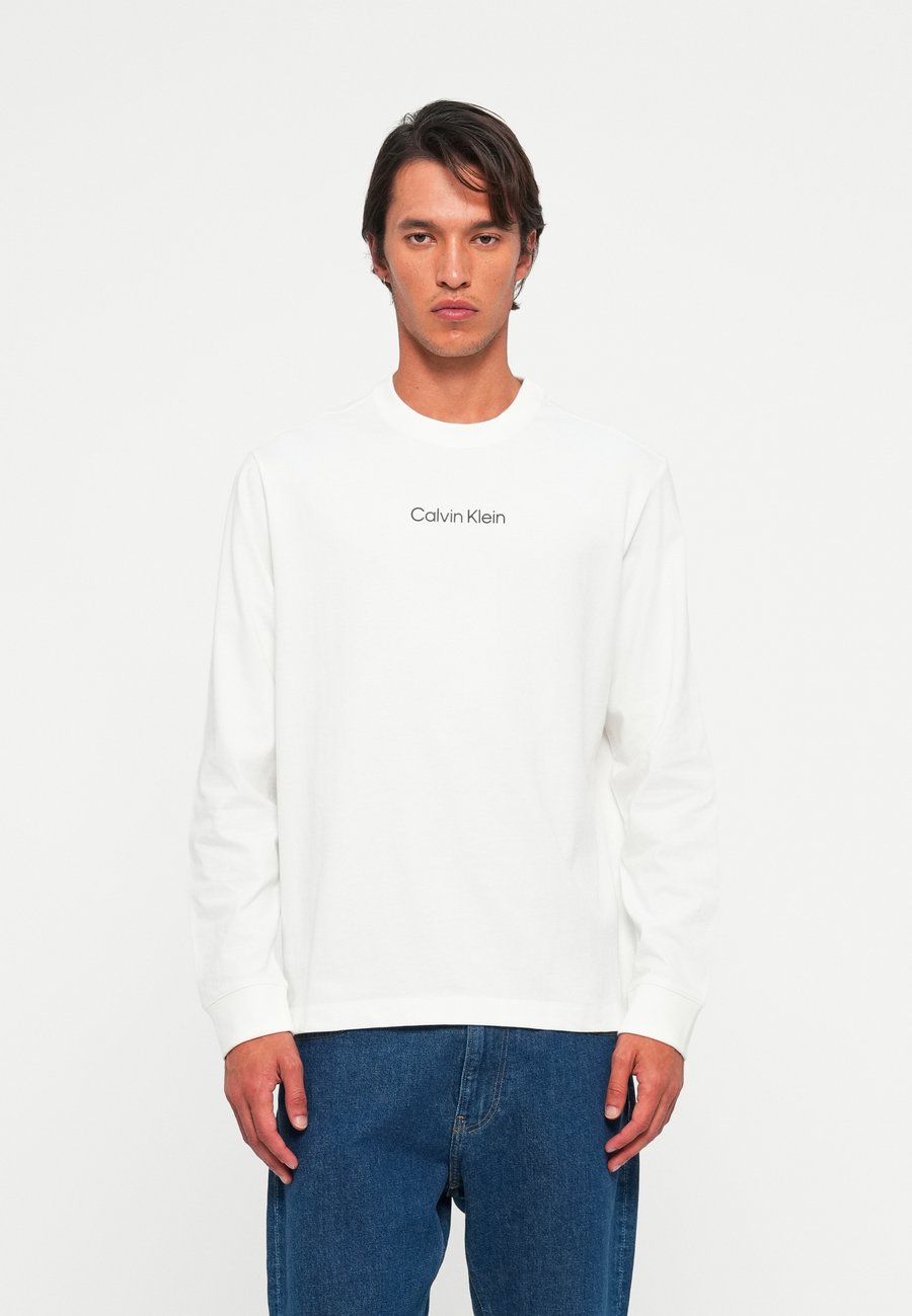 Топ Calvin Klein STANDARD LOGO CREW TEE, Bright White/White
Топ Calvin Klein STANDARD LOGO CREW TEE, Bright White/White