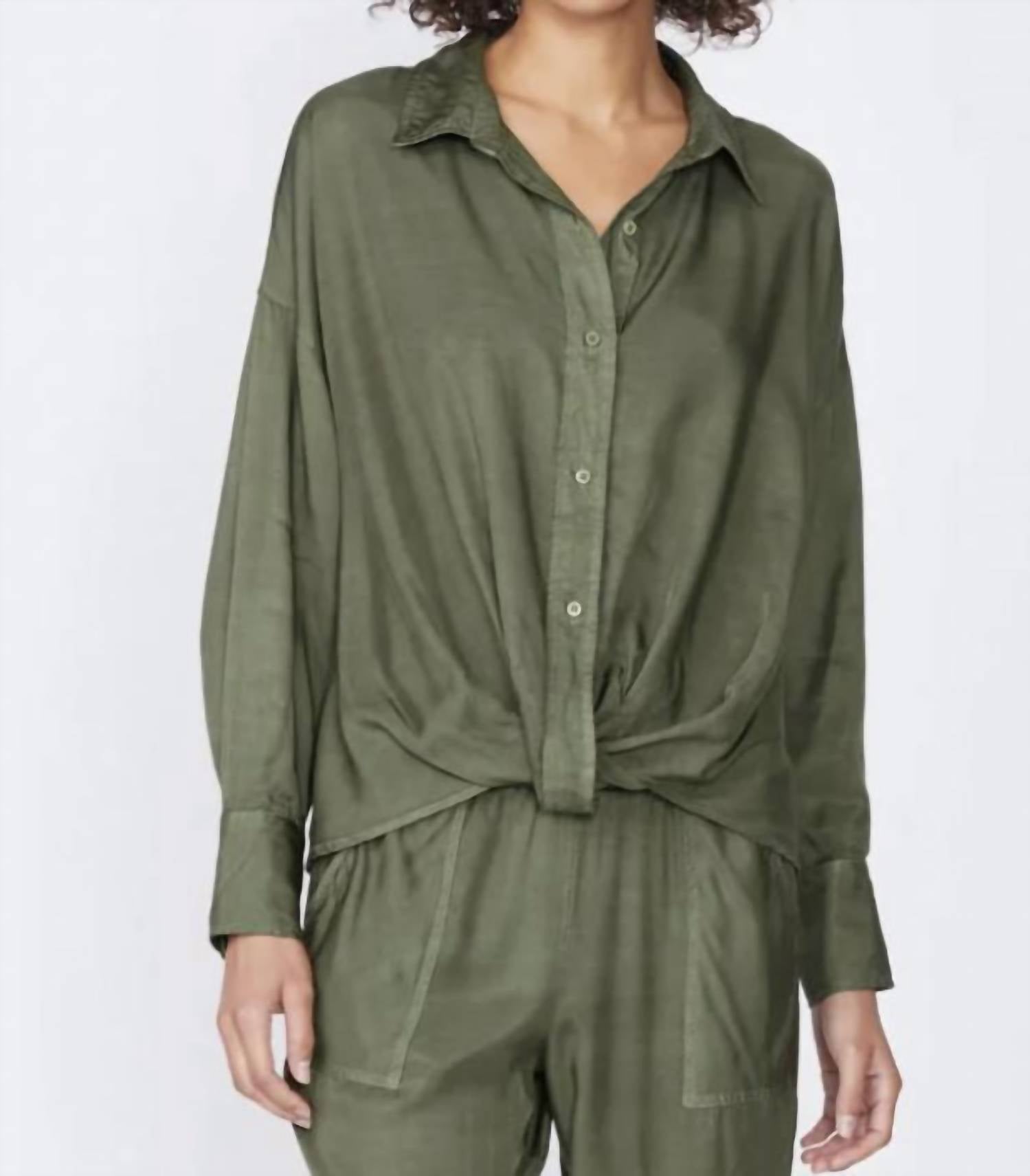 Топ из вискозного атласа с перекрутом спереди в цвете «артишок» Stateside, цвет artichoke
Топ из вискозного атласа с перекрутом спереди в цвете «артишок» Stateside, цвет artichoke