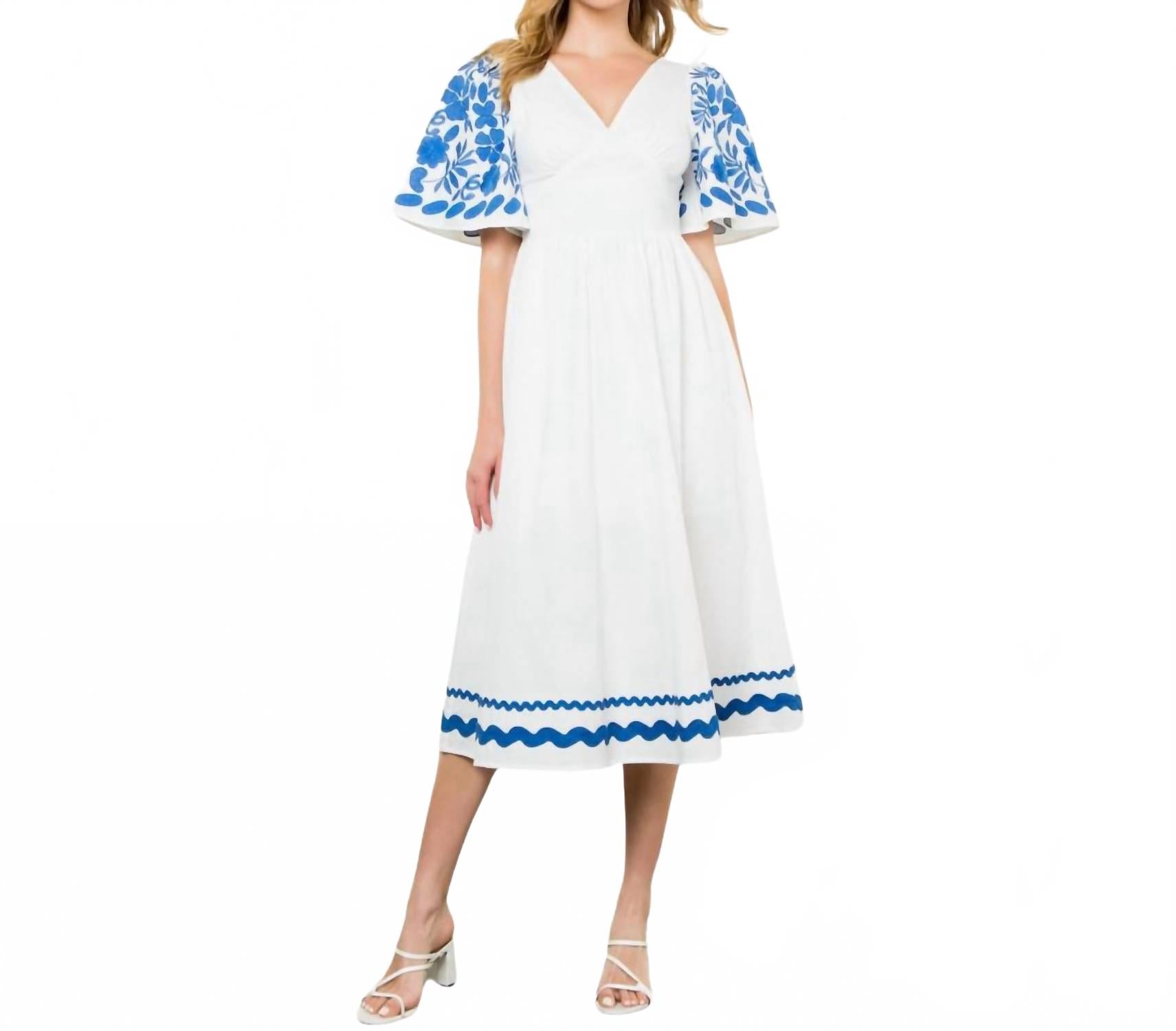 Белое миди-платье с вышивкой THML
Белое миди-платье с вышивкой THML