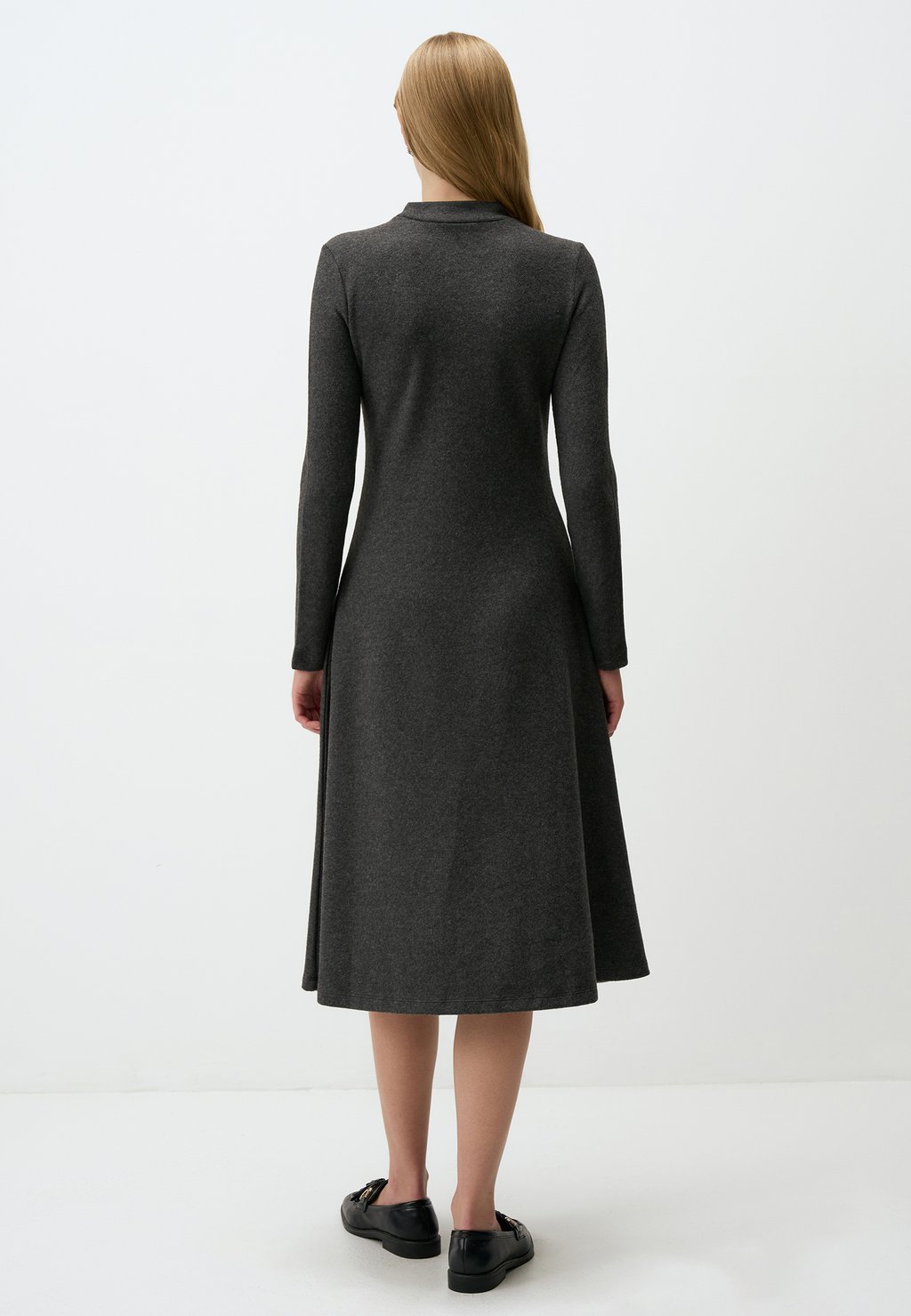 Платье из джерси HALF TURTLENECK LONG SLEEVED ELEGANT MIDI Jimmy Key, серый
Платье из джерси HALF TURTLENECK LONG SLEEVED ELEGANT MIDI Jimmy Key, серый