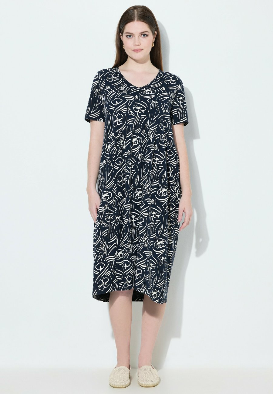 Платье Ulla Popken SKETCHBOOK GARDEN SHORT SLEEVE, Marine/Dark Blue
Платье Ulla Popken SKETCHBOOK GARDEN SHORT SLEEVE, Marine/Dark Blue