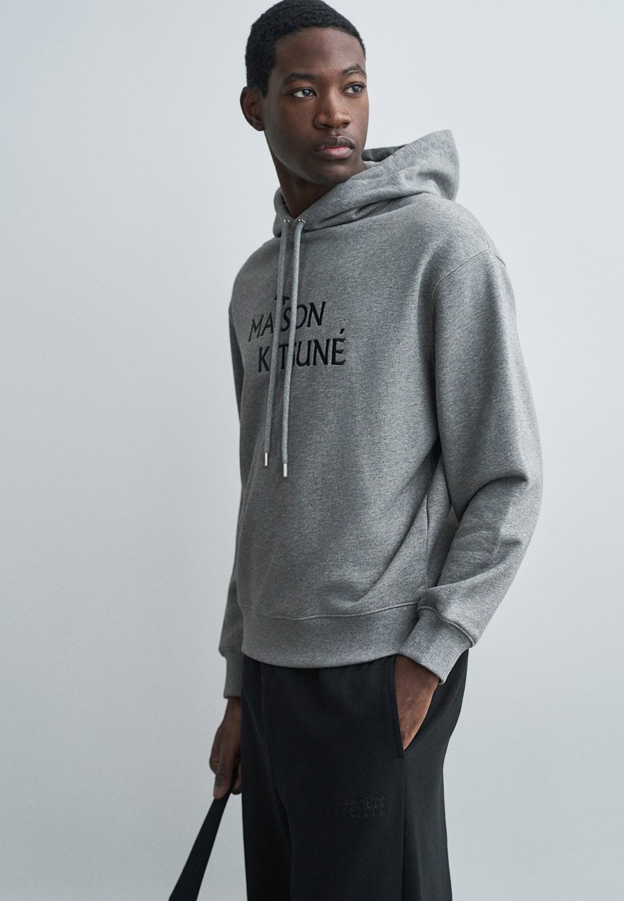 Толстовка Maison Kitsuné PILLAR COMFORT, Medium Grey Melange/Dark Grey
Толстовка Maison Kitsuné PILLAR COMFORT, Medium Grey Melange/Dark Grey