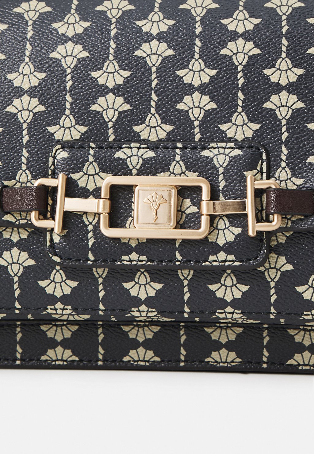 Сумка через плечо COLLANA ALEXI SHOULDERBAG JOOP!, темно-синий 
Сумка через плечо COLLANA ALEXI SHOULDERBAG JOOP!, темно-синий