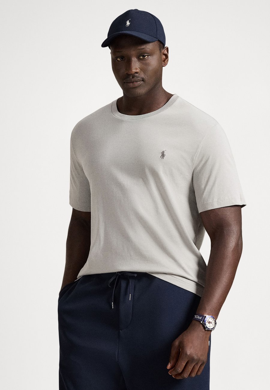 Футболка Polo Ralph Lauren Big & Tall JERSEY CREWNECK T-SHIRT, Soft Grey/Dark Green, Серый, Футболка Polo Ralph Lauren Big & Tall JERSEY CREWNECK T-SHIRT, Soft Grey/Dark Green
Футболка Polo Ralph Lauren Big & Tall JERSEY CREWNECK T-SHIRT, Soft Grey/Dark Green, Серый, Футболка Polo Ralph Lauren Big & Tall JERSEY CREWNECK T-SHIRT, Soft Grey/Dark Green