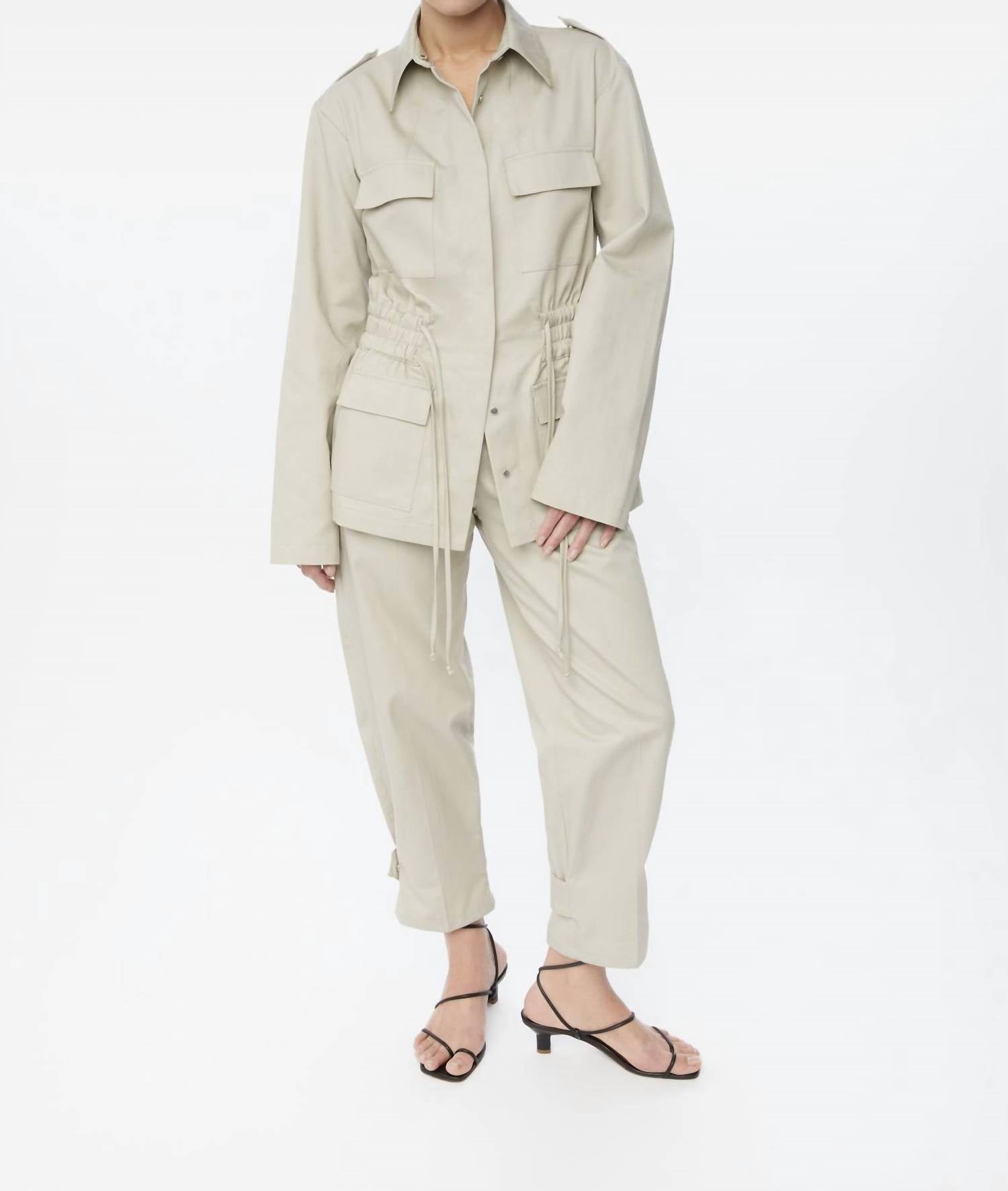 Хлопковая утилитарная куртка из канваса в каменном цвете Dāl the Label, Stone
Хлопковая утилитарная куртка из канваса в каменном цвете Dāl the Label, Stone