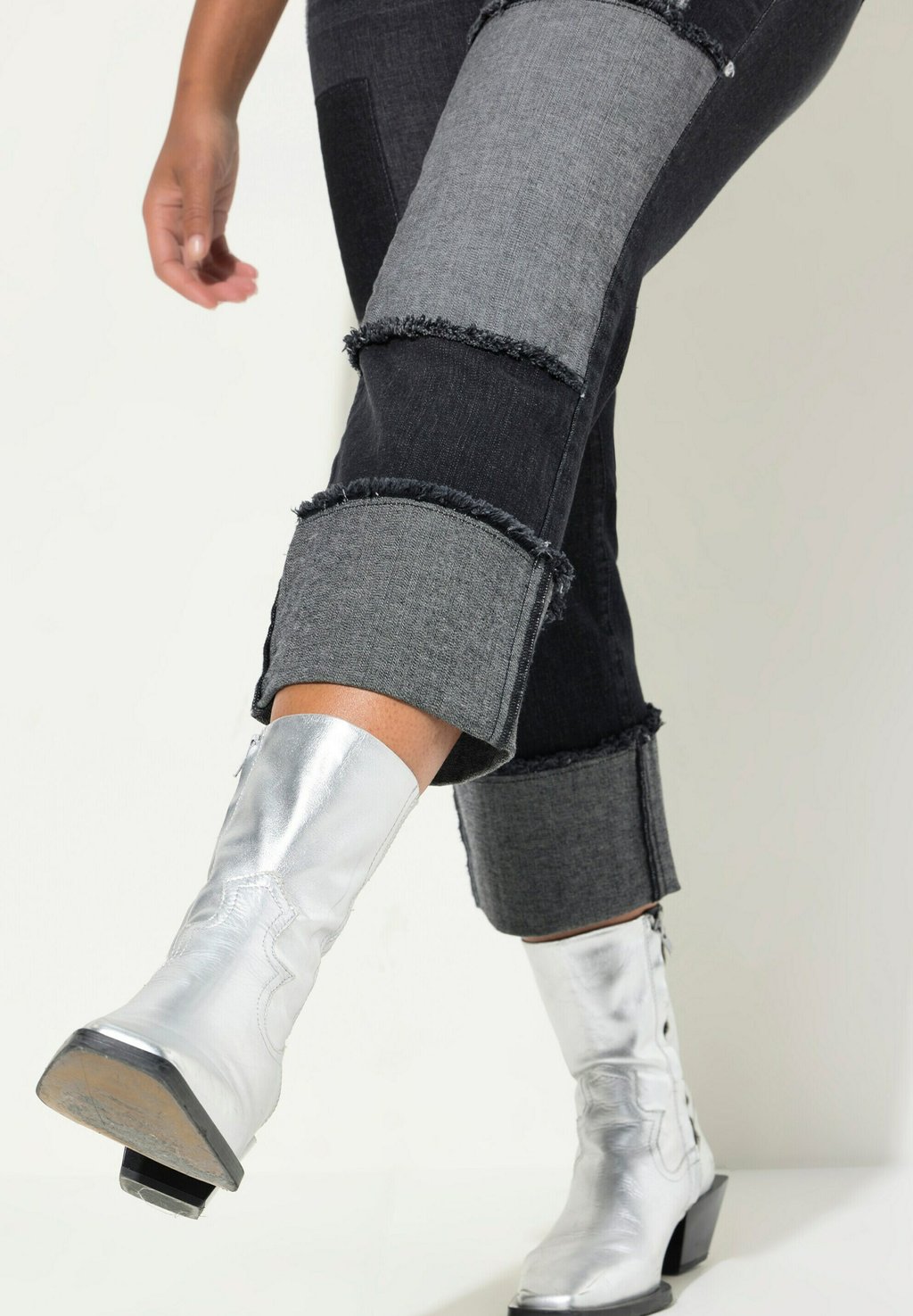 Джинсы облегающего кроя PATCHES 5-POCKET UMSCHLAGSAUM Angel of Style, черный
Джинсы облегающего кроя PATCHES 5-POCKET UMSCHLAGSAUM Angel of Style, черный