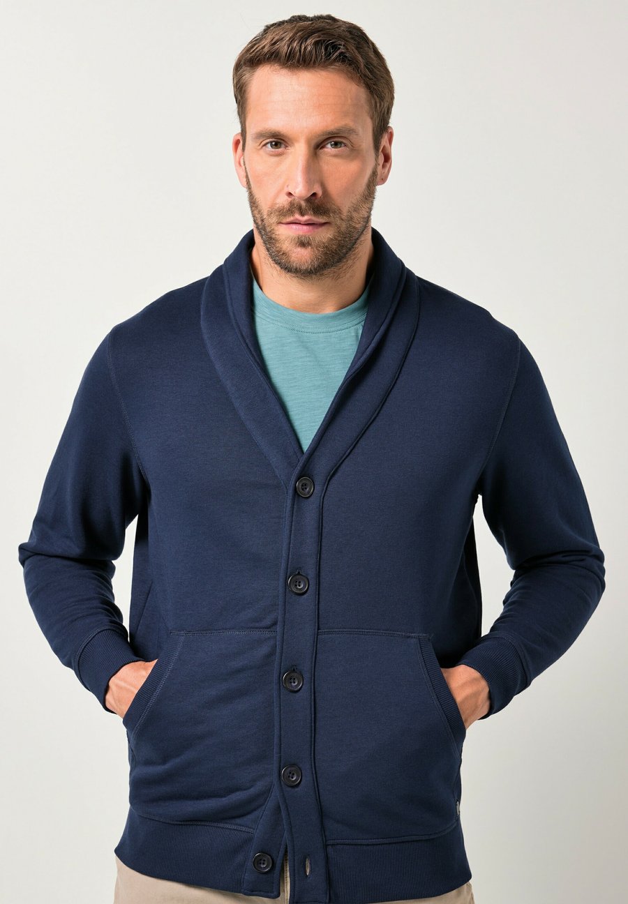 Толстовка JP1880 SHAWL COLLAR, BUTTON PLACKET, KANGAROO POCKET, Navy Blue/Dark Blue
Толстовка JP1880 SHAWL COLLAR, BUTTON PLACKET, KANGAROO POCKET, Navy Blue/Dark Blue