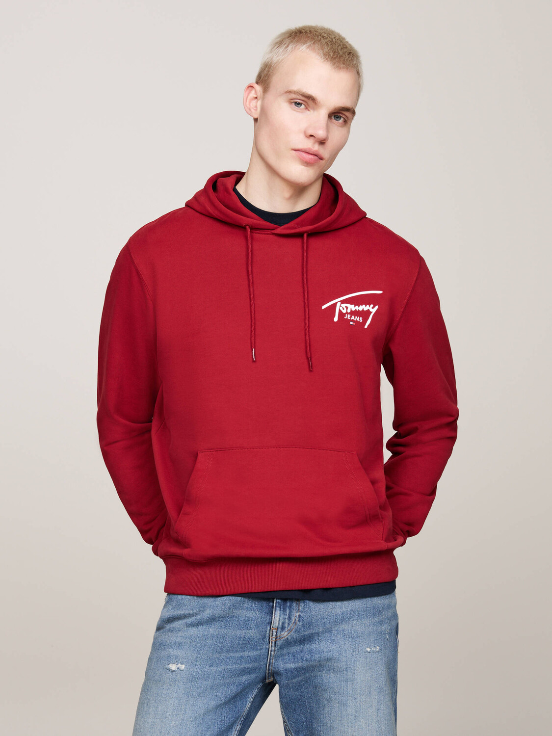 Толстовка Tommy Jeans Regular Fit, красный 
Толстовка Tommy Jeans Regular Fit, красный