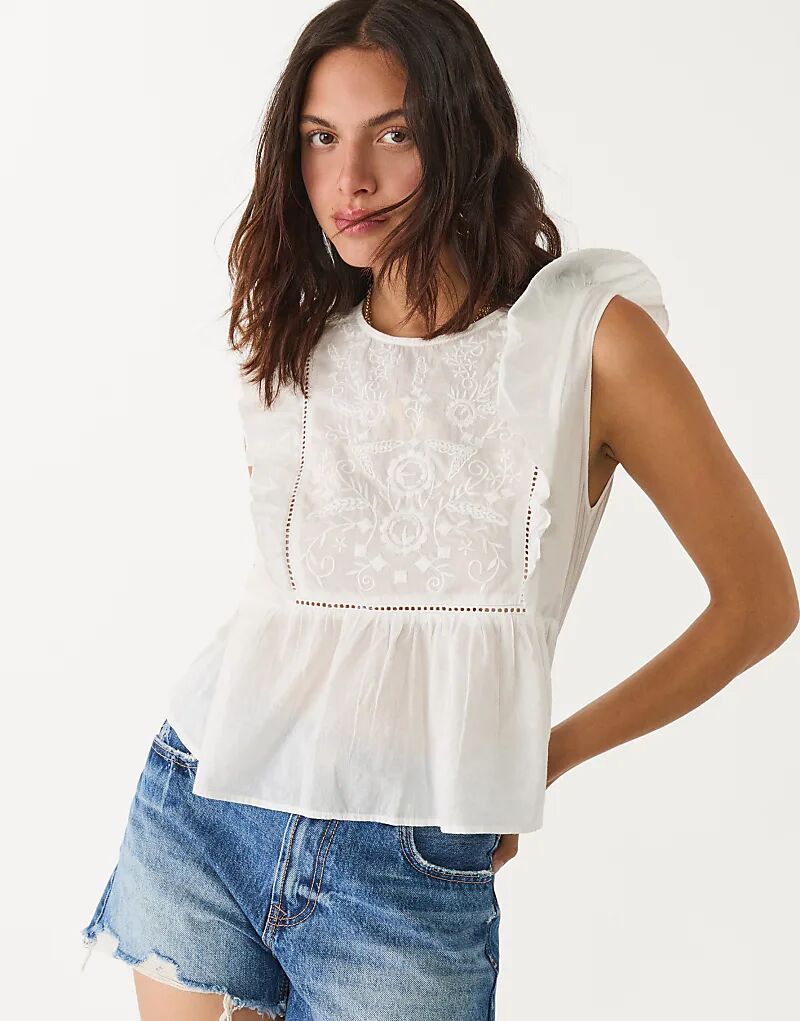 Топ Stradivarius с вышивкой и оборками белого цвета
Топ Stradivarius с вышивкой и оборками белого цвета