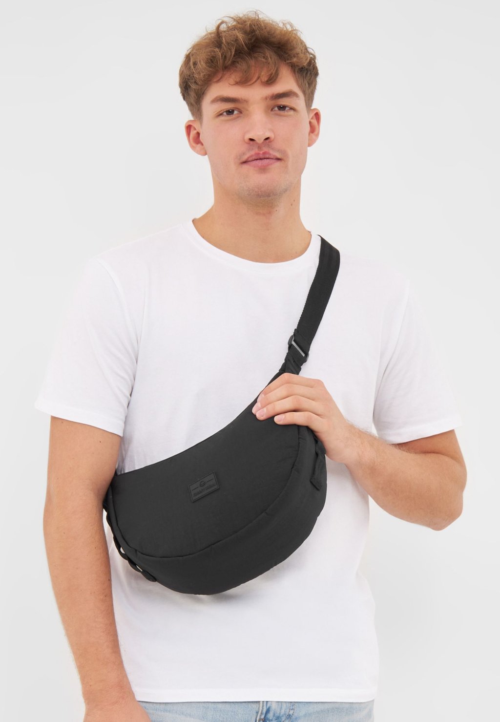 Сумка через плечо KAIA SMALL HALF MOON Johnny Urban, черный
Сумка через плечо KAIA SMALL HALF MOON Johnny Urban, черный