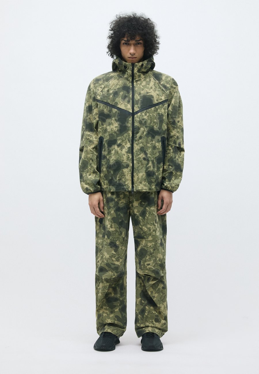 Куртка Nike Sportswear TECH , Neutral Olive/Black/Olive
Куртка Nike Sportswear TECH , Neutral Olive/Black/Olive