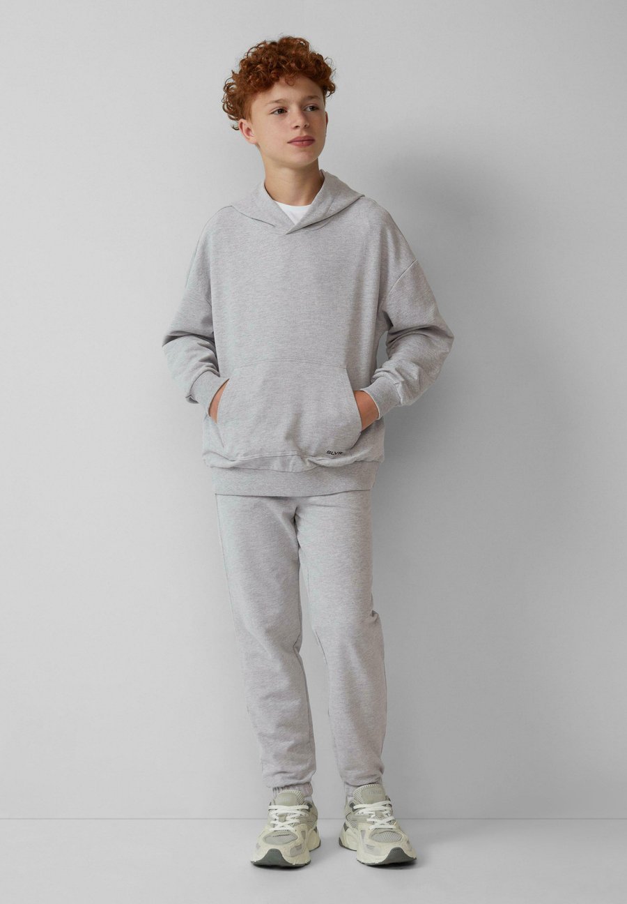 Худи s.Oliver UNISEX MIT KÄNGURUTASCHEN , Grau Meliert/Grey
Худи s.Oliver UNISEX MIT KÄNGURUTASCHEN , Grau Meliert/Grey