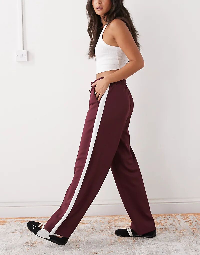 Трикотажные брюки Noisy May прямого кроя бордового цвета с белой полосой по бокам
Трикотажные брюки Noisy May прямого кроя бордового цвета с белой полосой по бокам