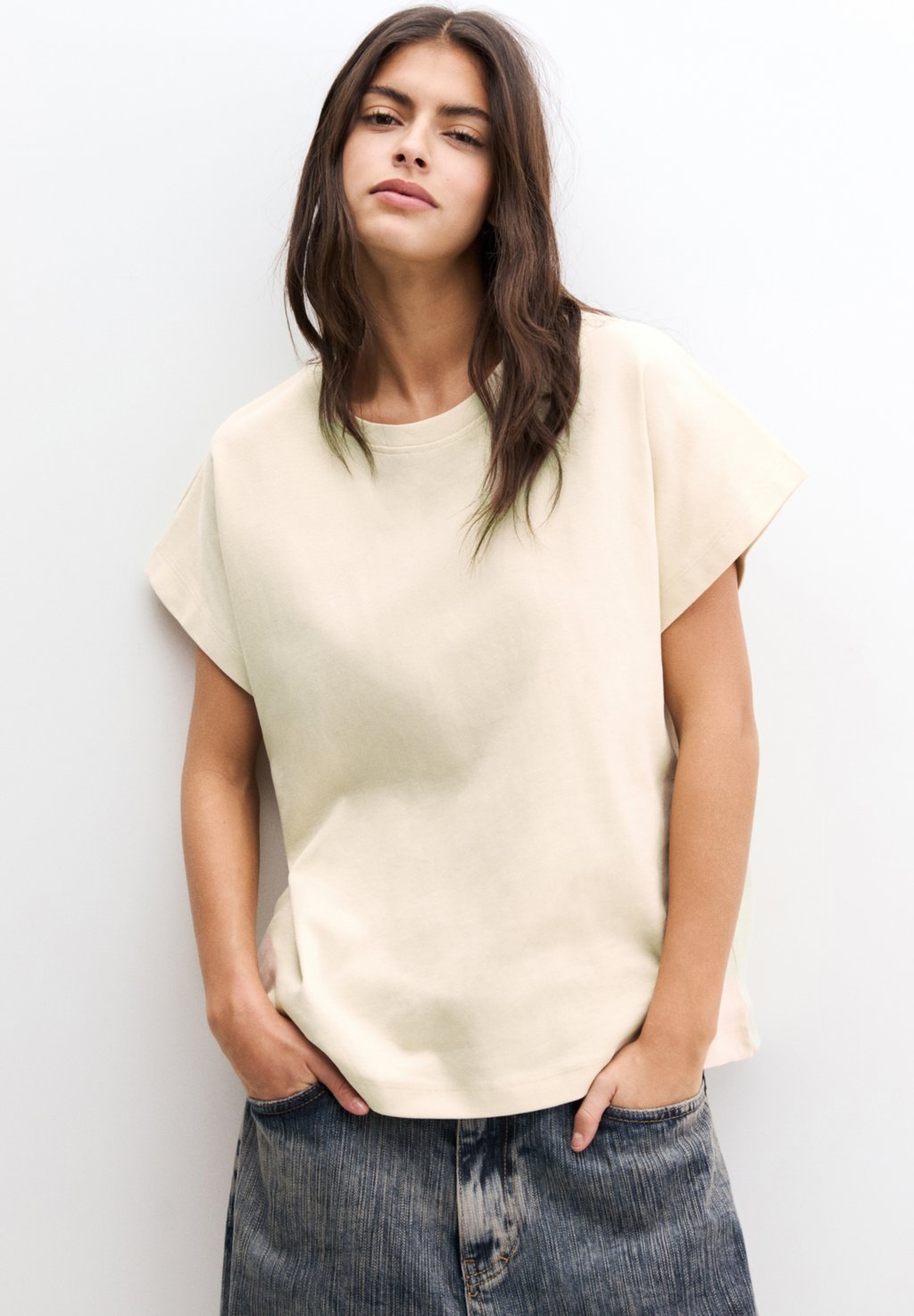 Базовая футболка SHORT SLEEVE PULL&BEAR, песочный 
Базовая футболка SHORT SLEEVE PULL&BEAR, песочный