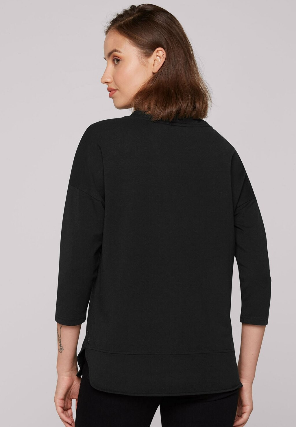 Топ с длинными рукавами MIT STEHKRAGEN UND ARTWORK Soccx, черный
Топ с длинными рукавами MIT STEHKRAGEN UND ARTWORK Soccx, черный