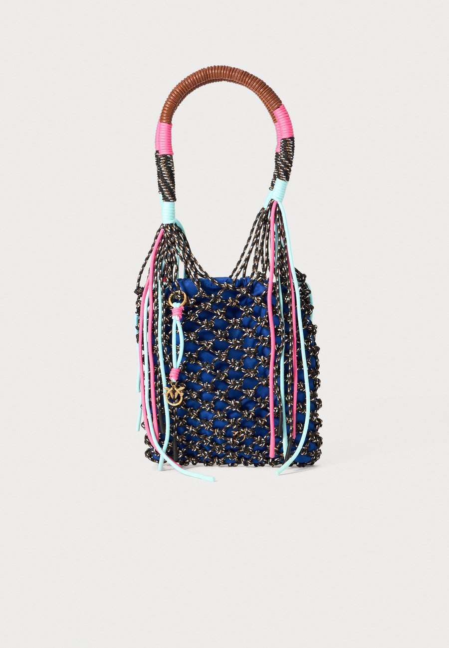 Сумка Pinko HAND POUCH CLASSIC RETE MULTICOLOR FRANGE, Bianco/Nero/Antique Gold Coloured/Black
Сумка Pinko HAND POUCH CLASSIC RETE MULTICOLOR FRANGE, Bianco/Nero/Antique Gold Coloured/Black