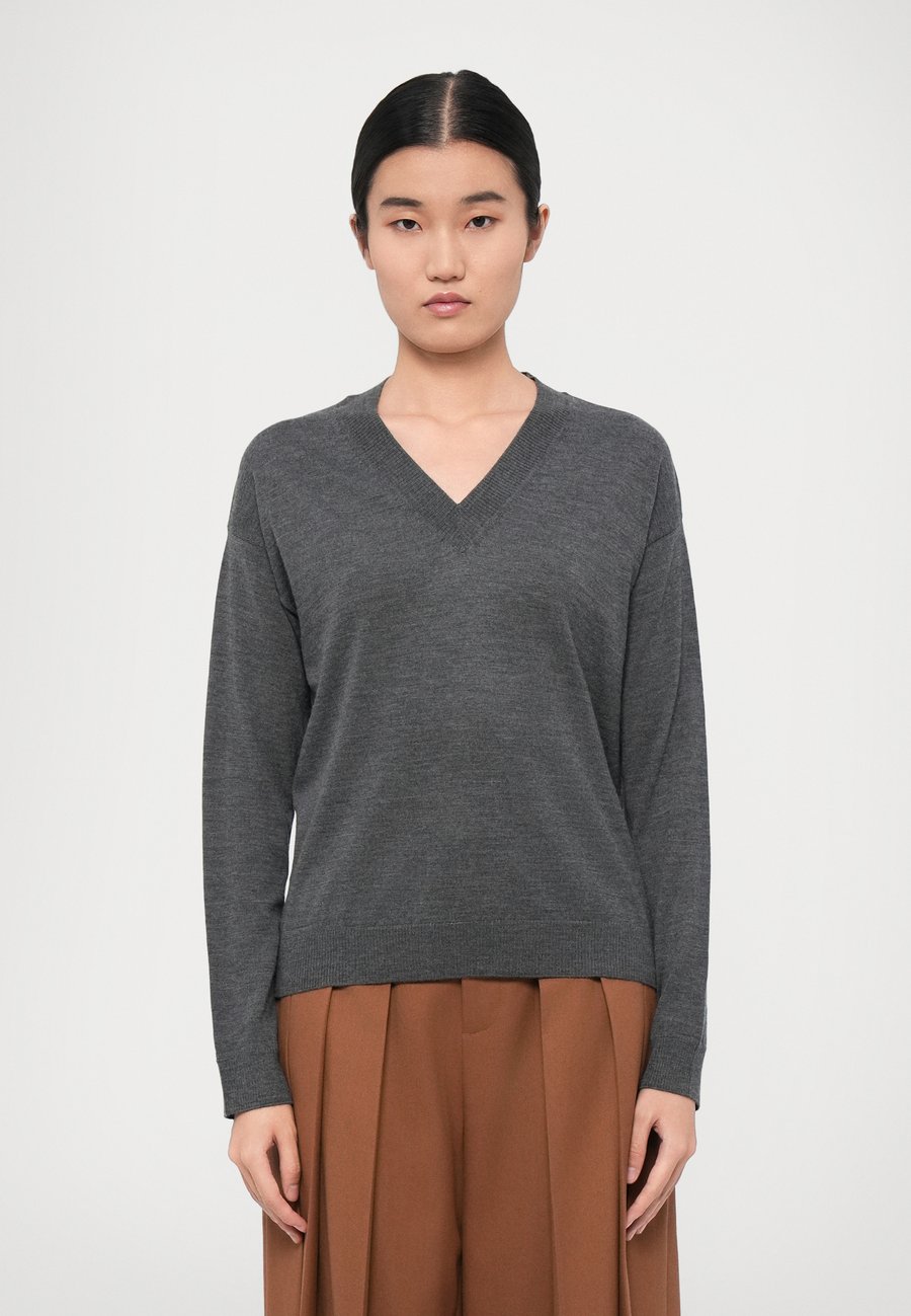 Джемпер Weekend Max Mara FIOCCHI, Antracite/Dark Grey
Джемпер Weekend Max Mara FIOCCHI, Antracite/Dark Grey