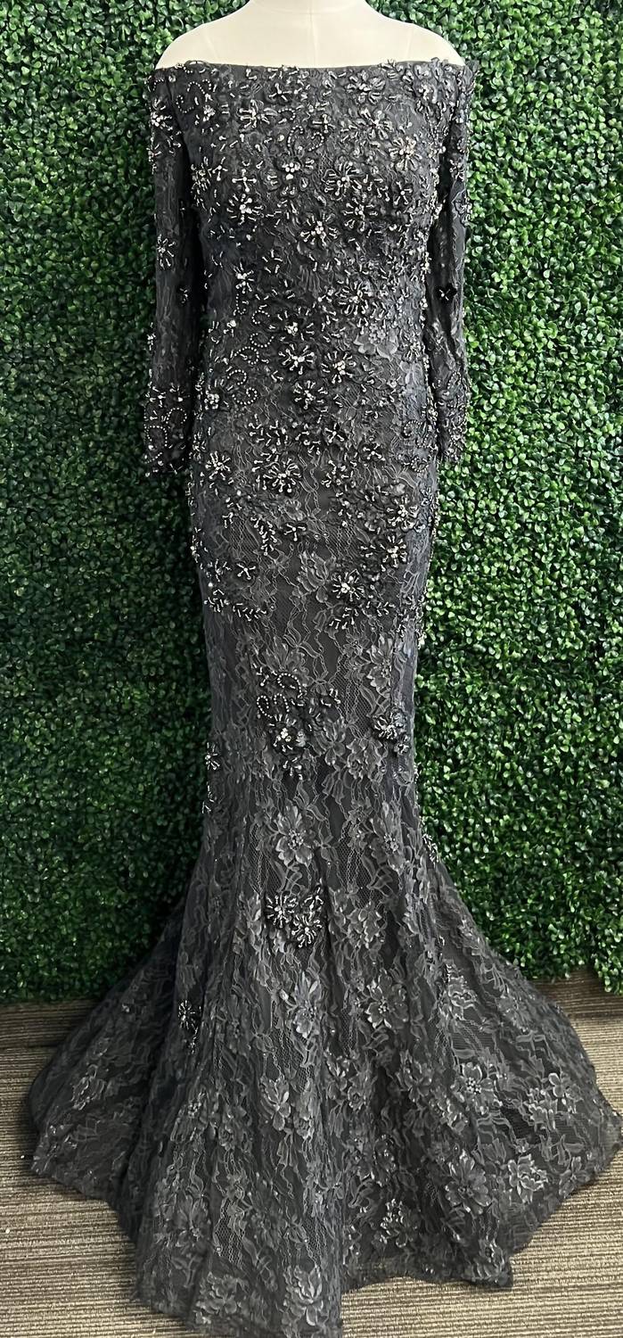 JOVANI Платье с рукавами три четверти, украшенное вышивкой, угольно-серого цвета
JOVANI Платье с рукавами три четверти, украшенное вышивкой, угольно-серого цвета