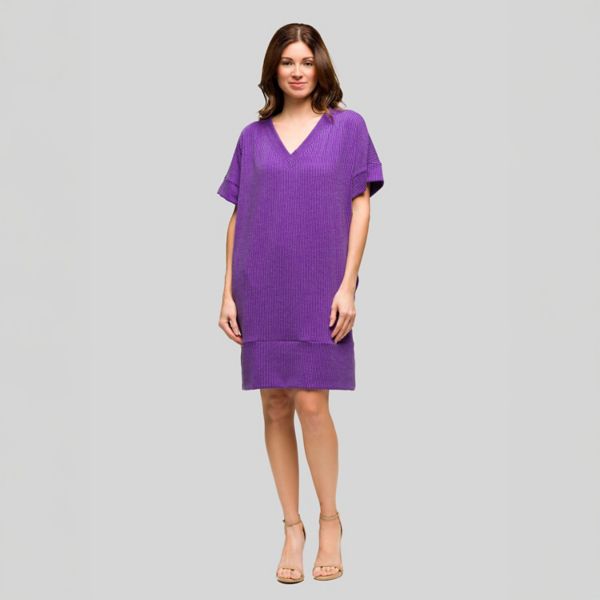 Женское платье-футболка с V-образным вырезом, коротким рукавом и карманом свободного кроя 24Seven Comfort Apparel, фиолетовый 
Женское платье-футболка с V-образным вырезом, коротким рукавом и карманом свободного кроя 24Seven Comfort Apparel, фиолетовый