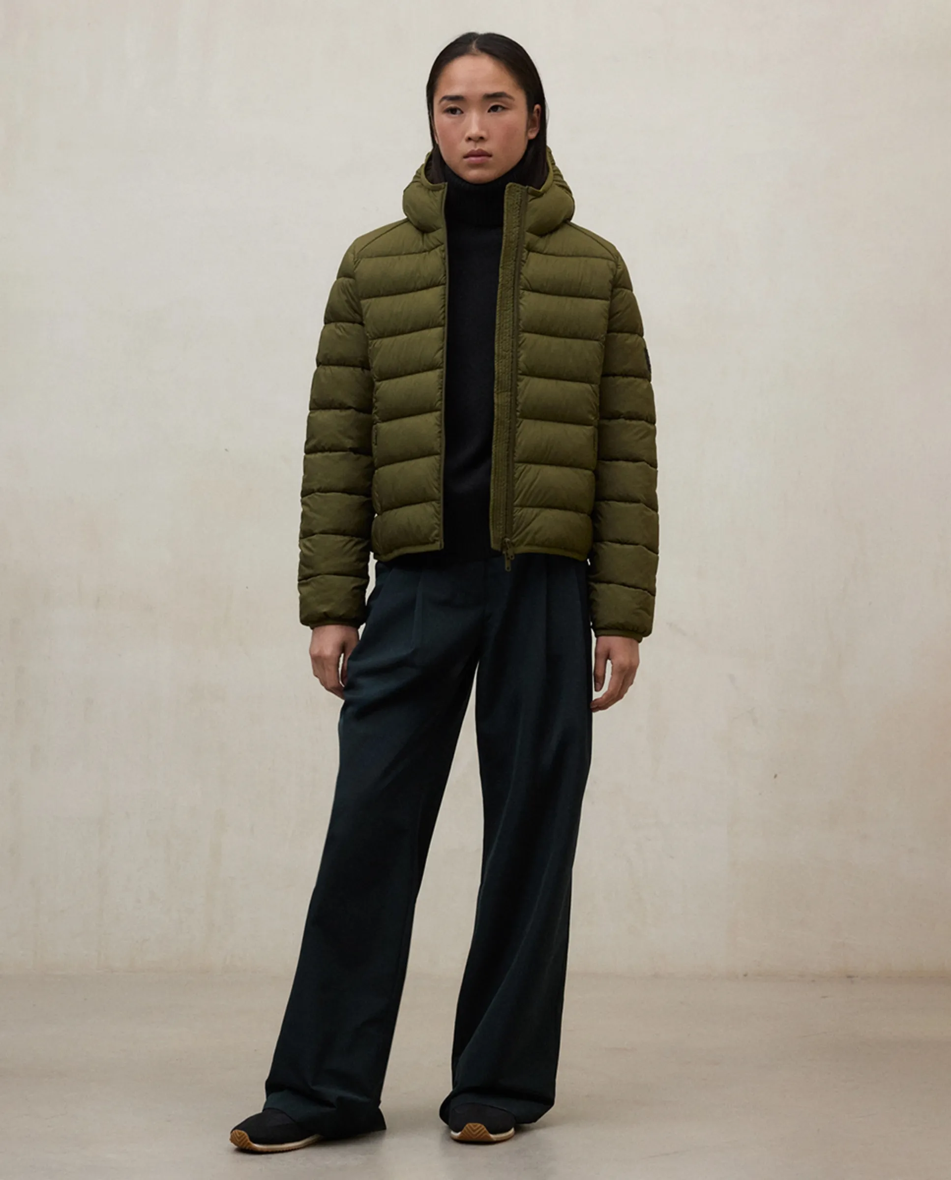 Женская утепленная куртка с застежкой-молнией, капюшоном и боковыми карманами Ecoalf, военный зеленый
Женская утепленная куртка с застежкой-молнией, капюшоном и боковыми карманами Ecoalf, военный зеленый