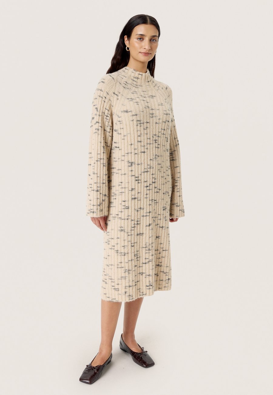 Платье Soaked in Luxury Jumper dress, Doeskin/Beige
Платье Soaked in Luxury Jumper dress, Doeskin/Beige