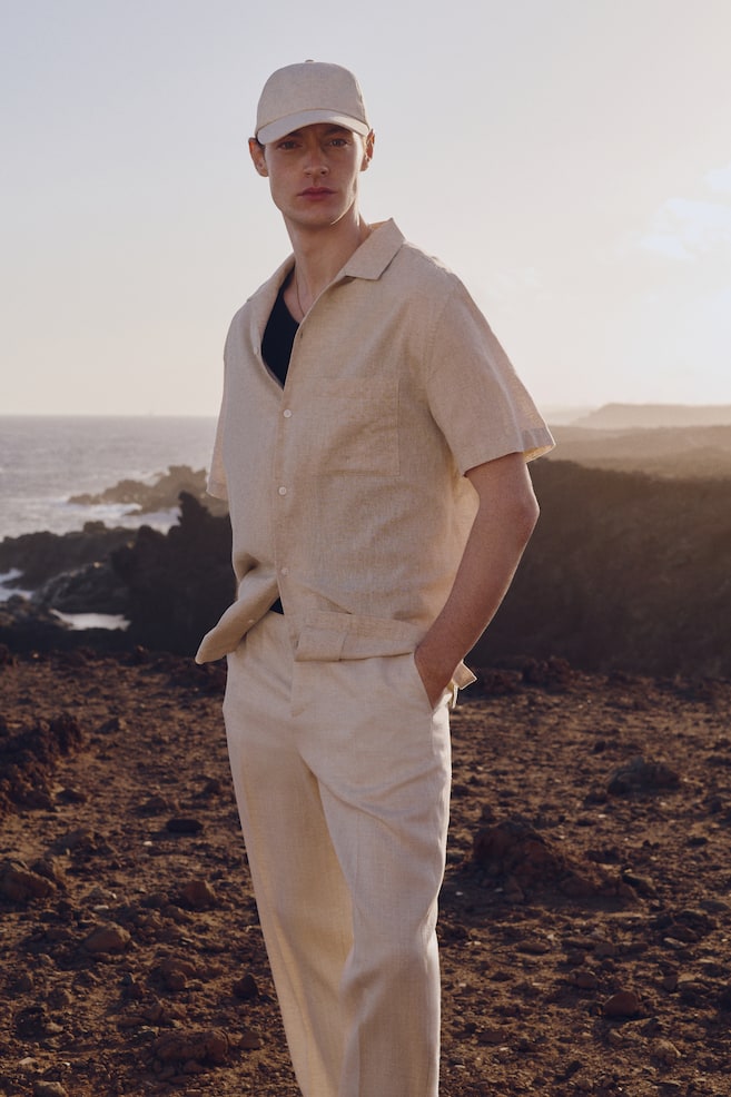 Рубашка из льняной ткани с короткими рукавами, прямого кроя. H&M, бежевый
Рубашка из льняной ткани с короткими рукавами, прямого кроя. H&M, бежевый