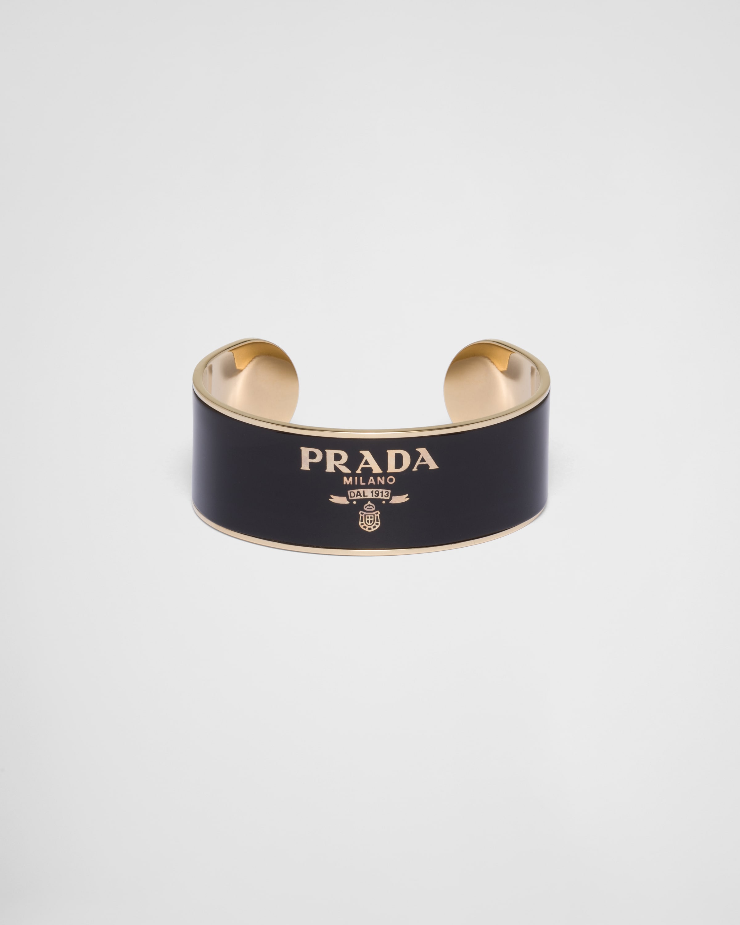Металлический браслет-кафф с эмалью Prada, золотой
Металлический браслет-кафф с эмалью Prada, золотой