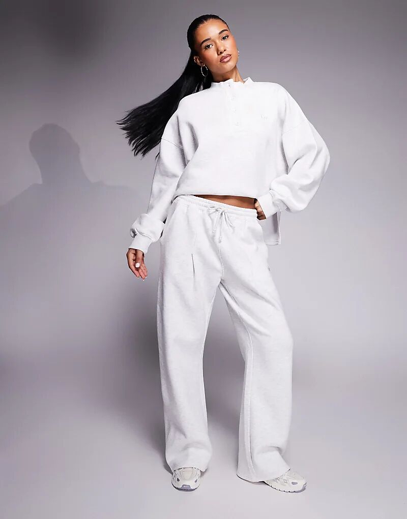 Широкие брюки-джоггеры Kaiia из высококачественного хлопка с вышитым логотипом серого меланжевого цвета
Широкие брюки-джоггеры Kaiia из высококачественного хлопка с вышитым логотипом серого меланжевого цвета