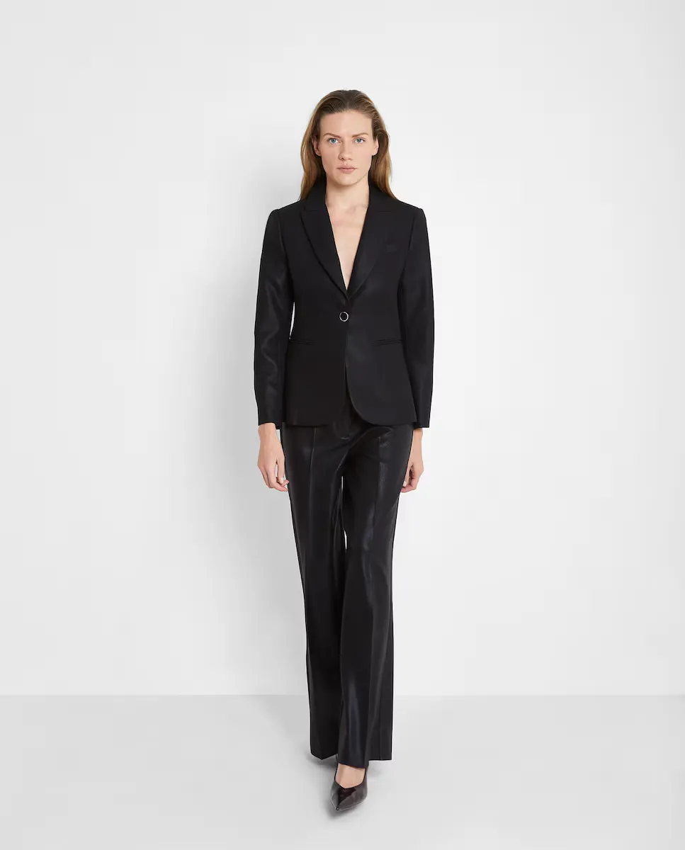 Женский приталенный блейзер с вощеным эффектом Trucco, черный
Женский приталенный блейзер с вощеным эффектом Trucco, черный