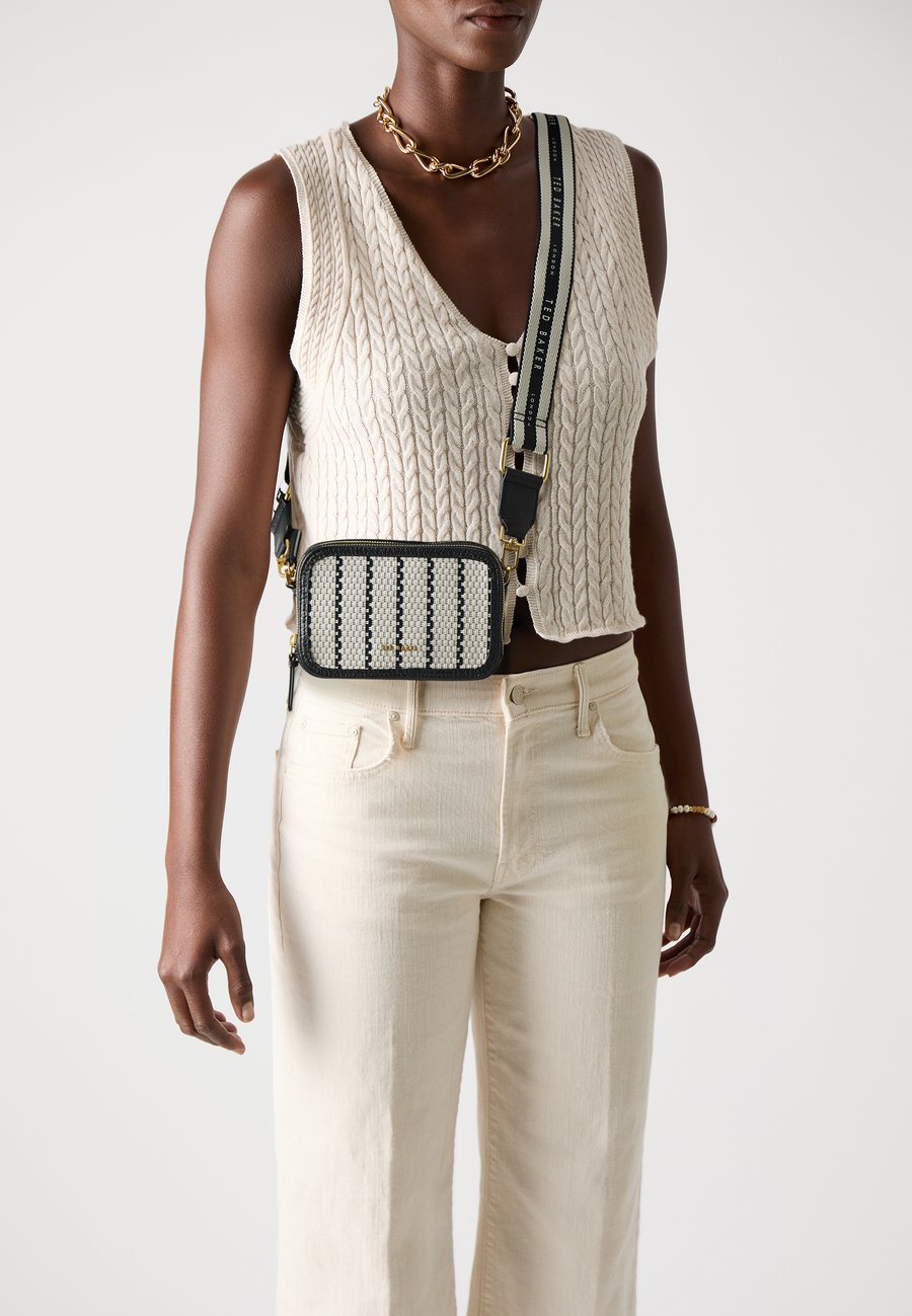 Сумка кросс-боди Ted Baker RIVIR CROSS BODY BAG, Navy/Blue
Сумка кросс-боди Ted Baker RIVIR CROSS BODY BAG, Navy/Blue