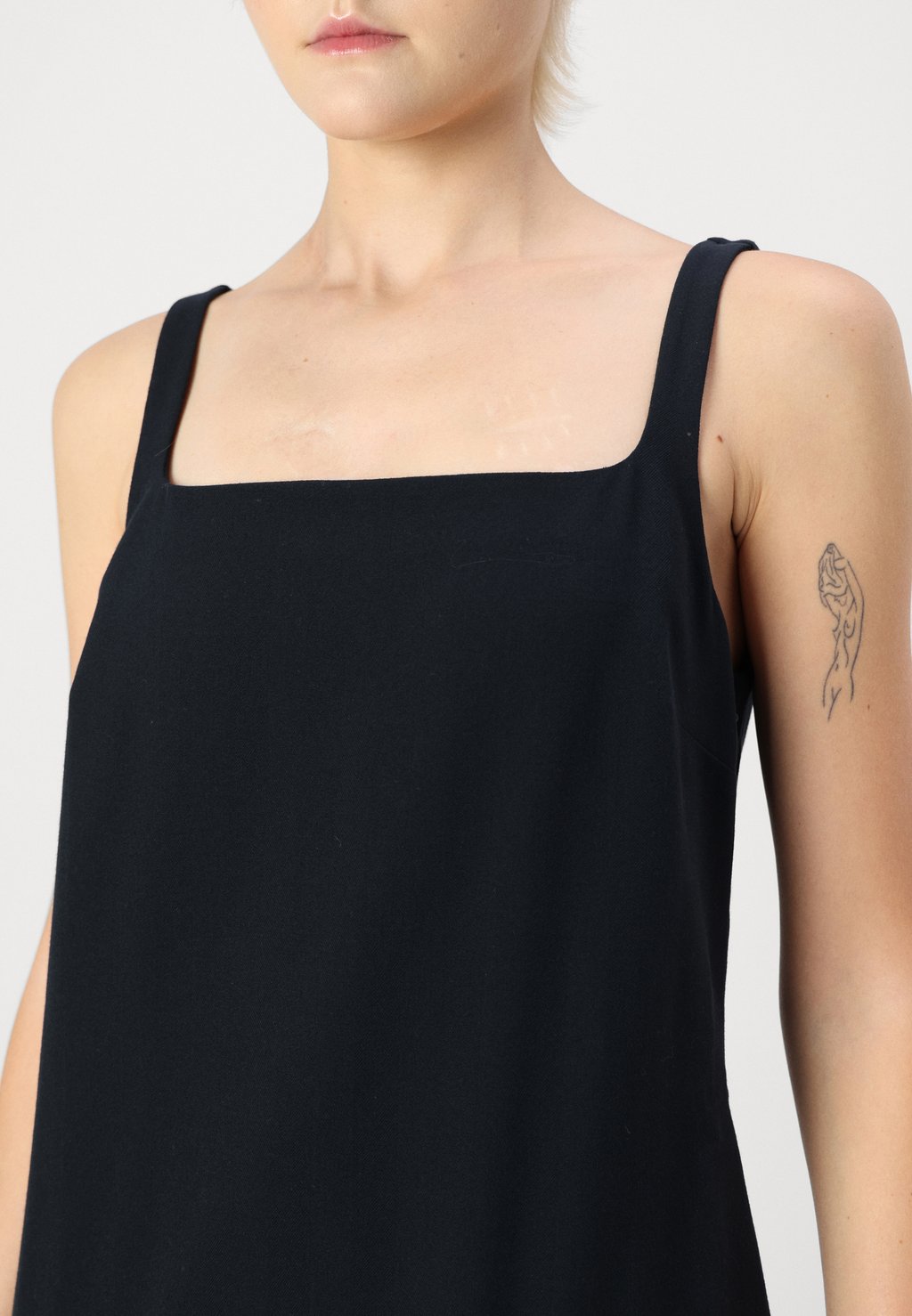 Платье-футляр SHIFT TAILORED MINI DRESS Abercrombie & Fitch, черный 
Платье-футляр SHIFT TAILORED MINI DRESS Abercrombie & Fitch, черный